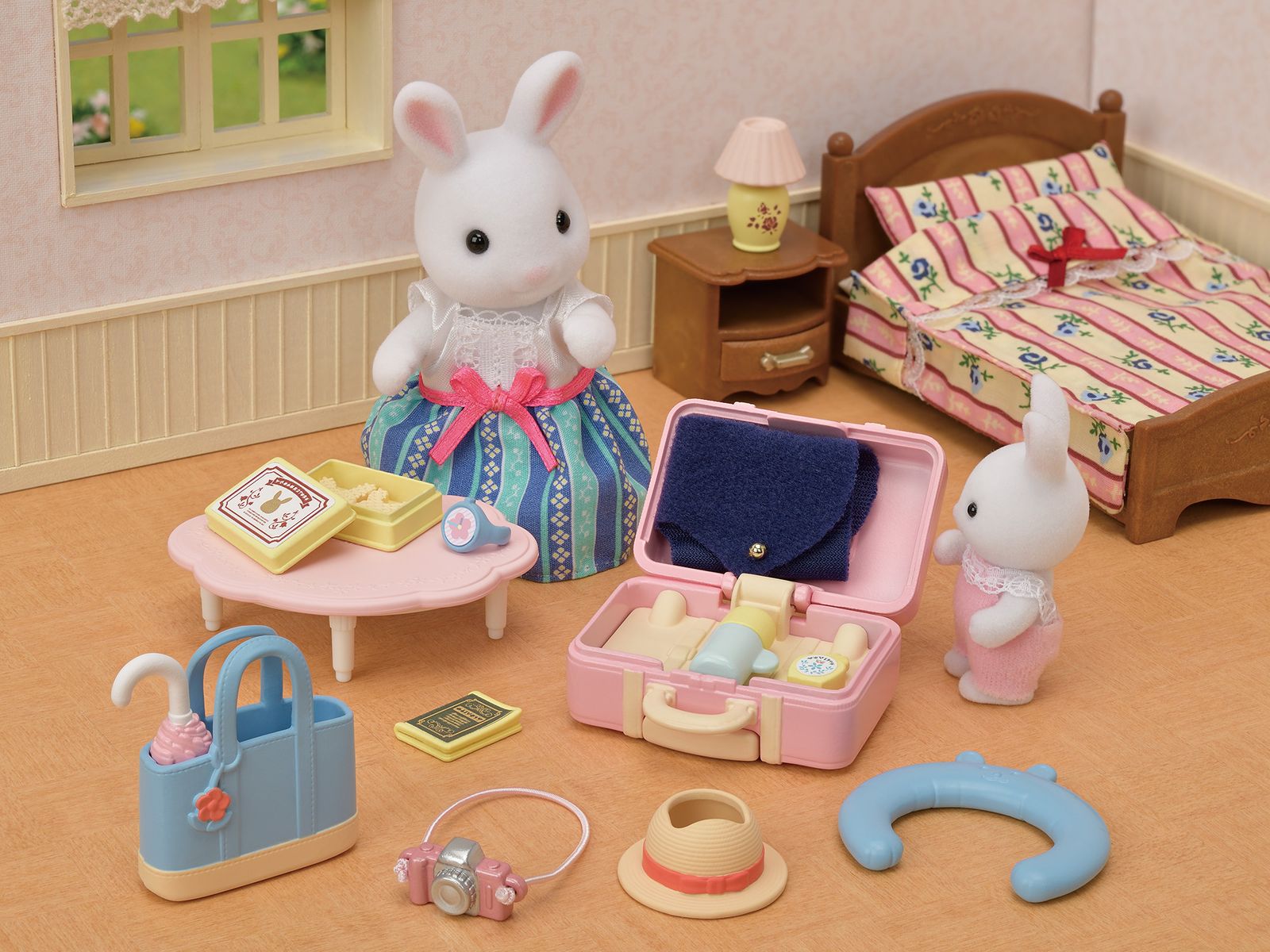 [RDY] [送料無料] Calico Critters 雪うさぎ母の週末旅行セット フィギュアとアクセサリー付きドールハウス用プレイセット [楽天海外通販] | Calico Critters Snow Rabbit Mother's Weekend Travel Set, Dollhouse Plays