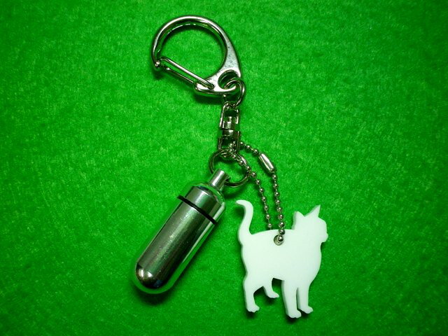 ペット仏具遺骨カプセルキーホルダー「シルエット」（カプセル　小）　猫(1)手元供養　仏具　遺骨ペンダント