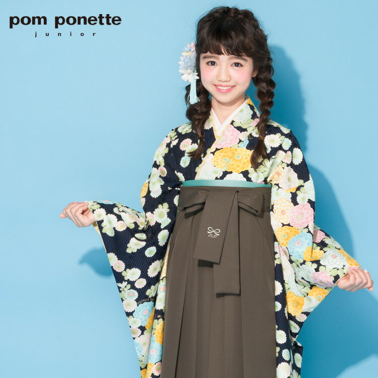 【12/19 20:00〜12/26 01:59まで最大2,000円OFFクーポン】【7泊8日レンタル】袴 レンタル 小学生女子 pom ponette junior 卒業式 袴 レンタル 女の子 小学校「ジュニア卒業式袴レンタルセット 黒地に青縞とパステル菊 花」 ひな祭り 十三参り 着物 衣装 レトロ モダンのサムネイル