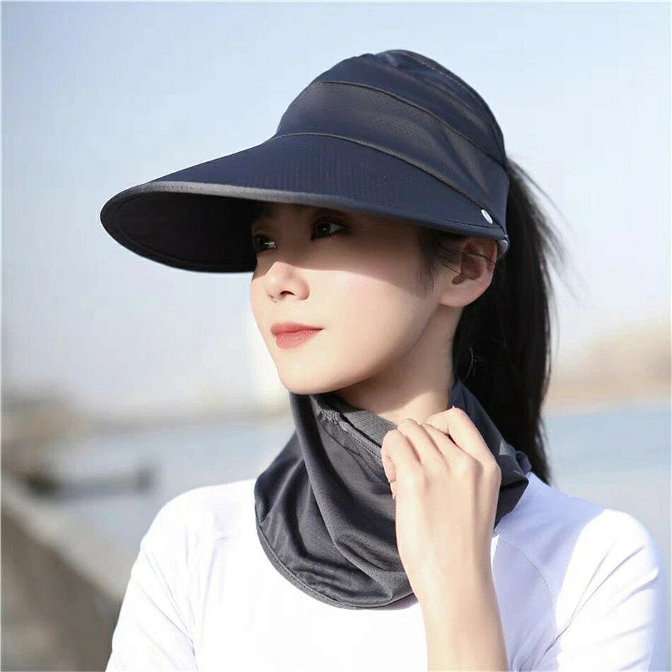 【商品詳細】 セット内容 ・1点 ・360度日除けハット 商品紹介 紫外線対策に… UVカット率 99%以上！ お客様に安心してご使用いただくため、 紫外線遮蔽率・UPFを日本の試験機関にて検査済みです。 検査結果の評価は… ・紫外線遮蔽率99％以上！ ・UPF50+ ・紫外線防護分類は「excellent」！ 試験機関：一般財団法人 カケンテストセンター 360°日除け帽子 UPF50+ 鮮やかな色合いで顔周りをキレイ見せしながら 頭や顔、首周りまでしっかりカバー。 4WAYで使える！ 360°日除け帽子 UVカット/4WAY/UPF50+ 夏のお悩み解決します！ ・通勤や買い物など自転車での移動が多い方 ・子供とのお外遊びやプールの付き添いママさんに ・アウトドアにも使える機能性のある帽子が欲しい ・運転中の紫外線が気になる ・頭や顔だけじゃなく、首元も日焼けしたくない！！ ・農作業中の熱中症が心配… ＼普段使いからレジャーまで／ 様々なシーンで活躍 自転車 ウォーキング 車の運転 ペットの散歩 アウトドア ガーデニング 1つあれば便利 4WAYで使える！！ 各パーツの着脱で被り方を変えられる優れもの これ1つであらゆるシーンの日除けに対応◎ 01 サンバイザー 02 キャップ 03 ネックカバー 04 フルカバー 紫外線を防ぐ！ UPF50+ UPF50+対応で暑い日差しから守ってくれる。 耳から首元まで 360°紫外線対策 日焼けやシミ対策に嬉しい 360°カバーで紫外線から守る。 UVカット 春～秋には欠かせない ツバ広で日焼け対策 顔をしっかり隠せる！ 顔が陰になるツバ広デザインでお顔を幅広くカバー。 日焼けを防げるネックガード 気になる首元をしっかりカバー 日差しの強い日も安心。 呼吸がしやすいフェイスガード 口元部分が開くので通気性が良く呼吸が楽々 水分補給にも◎ Detail ぴったり安定感◎ バックベルト調節OK マジックテープでお好みのサイズ感に調節が可能。 結んだ髪を通せるのも便利◎ 風が吹いても安心 ストラップつき 風が吹いても、調節可能な顎紐付きで帽子が飛ばされるのを防ぎます。 ストラップも取り外し可能！ ストラップは取り外しできるので邪魔にならず快適◎