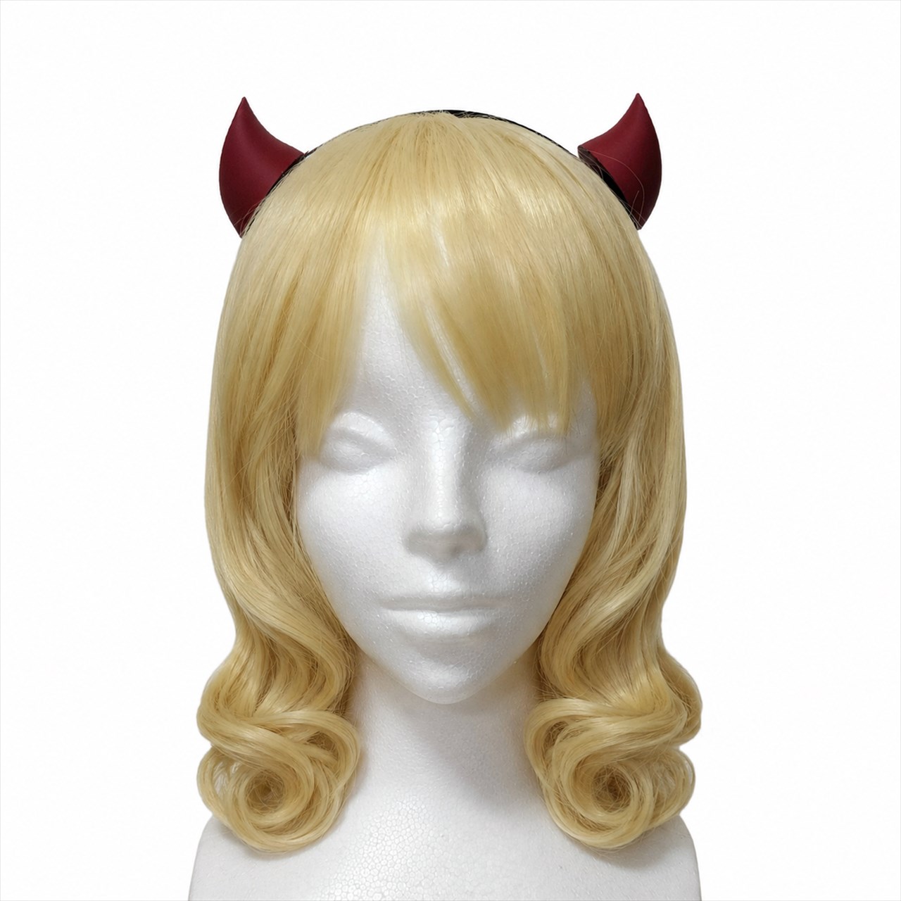 ミニ悪魔のツノ 悪魔の角（ツノ） 小サイズ カチューシャ セット内容 髪飾り（カチューシャ付） 素材 プラスチック サイズ 角の高さ：3cm、重さ：36g 色 レッド・ブラック・ホワイト 商品説明 急なハロウィンパーティにも安心！ コスプレイベント、仮装イベントで手軽に装着して注目を浴びる事が出来る超便利なコスプレ・仮装用アイテムです。 装着方法は、カチューシャで頭部へしっかり留めるタイプだから、ダンスやアクションも対応可能。 注目を浴びること間違いなしです！ 装着方法は、カチューシャで頭部へしっかり留めるタイプです。 アタッチメントは稼働式ですので、ツノの位置を自由に変更できます。 注意 ※わんこ用ではありません※ 3Dプリント造形商品のため、表面には積層痕があります。 モニターの発色の具合によって実際のものと色が異なる場合がございます。