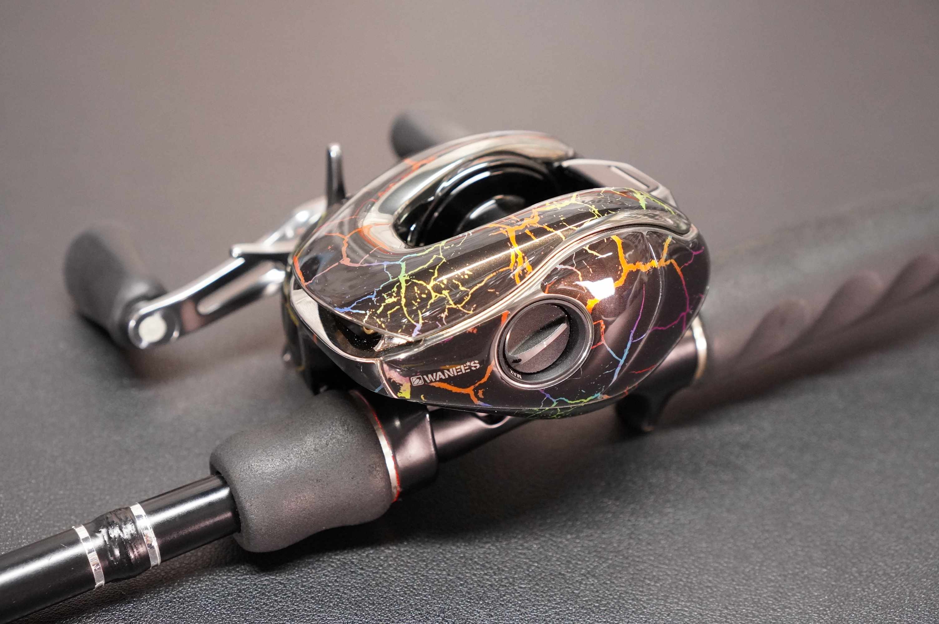 WANEES DECALの【WANEE'S】 プロテクションデカールキット　SHIMANO 25 ANTARES 100/101 (アンタレス）用プロテクションデカールKIT　メタリックカラー（※リール本体は含まれません）リール保護｜アングル3