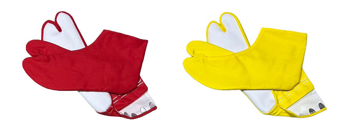 表地：綿100％％　裏地綿100％　底綿100％（底は白です） 世界情勢や都合によりお断り無くTC生地になる場合がございます。 4枚コハゼ（留め具の名称です） 赤足袋 黄足袋 舞台に最適な色足袋 他のカラーにつきましては以下の条件で御相談にのります。 お客様にて綿100％天竺の生地をご用意ください。 持ち込み生地は検品せずにすべて縫製しますので生地難も仕立てされます。 1サイズあたり50足の御注文が必要です。 サイズを取り混ぜることはできません。 価格の目安はカートの価格です。 納期の目安は180－360日です。 そんなロットも納期も無理ですよというお客様！ 某有名な踊りの会社に教えたら速攻で裏切られてしまいましたが・・・ ダイロンという染料を使って、白足袋をお客様で染めてみてはいかがですか？ っと、書いたら、先日・・・お前が染めてみろ！提案するならきちんと試せ！ と、お叱り？（いや完全にカスハラですよね・・）いただきましたが お客様で染めることを保証する？のはダイロンのメーカーと思っております。 メール便送料込みとなります。 複数のご購入をご検討される場合はカートに入れる、戻る、カートに入れると追加されますのでご利用ください。 メール便専用発送です。お急ぎのお客様、紛失したら困るお客様（メール便は紛失責任を負えません）はご利用されないでください。 よくある質問 Q：私のサイズは何を買えばいいですか？ A：通常は靴のサイズですが、甲高など配慮してください。 Q：靴のサイズで買ったら大きかった・小さかった！ A：世界一流の靴メーカーでも同様と思いますのでお許しください。 Q：こはぜを5枚にできますか？マジックテープに出来ますか？ A：出来ません Q：片側だけ売ってくれませんか？ A：出来ません。 Q：23cmって書いてあるけれどどう図っても小さくないですか？ A：足袋の履き方、指の太さで色々感じるようです。 Q：追加で買ったら、複数買ったら　色が少し異なりますが？ A：和装品の小ロットですのでお許しください。色系統のみ合っています。 ※足袋はこだわるお客様が購入することが多いせいか、色々なご意見、クレームがあります。 しかし、1足この価格送料込みでもこの価格。国産です。 いやでも、私が使っている、めうがやさんは素晴らしい足袋だし！！ こんなこと聞きますが既製品、価格、ロットなど大きな差をご理解ください。 いやいやこんなの足袋じゃない！（クレーマーさんはたいてい大げさ）ということなら 贔屓にしているその足袋屋さんに色足袋の御注文をお願い致します。 ◯ノンフィクションです。