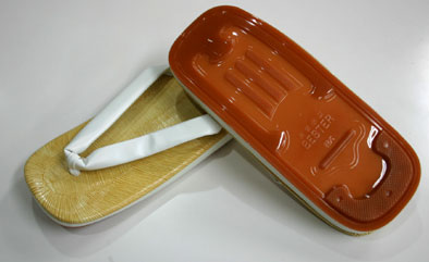 L：25.5＊9.8cm　靴サイズ24-27程度 LL：27＊10.5cm　靴サイズ26-30程度 一般的には厨房用として販売されておりますが、実用性は抜群です。スポンジ底に比べて歩きやすい,、滑りにくいのが特徴です。