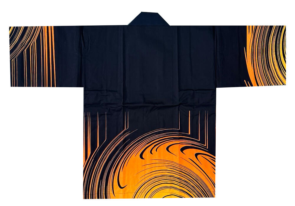 法被の品質○綿100％（安心のオックス） 法被のサイズ：身丈74cm身幅58cm（約の規格サイズ） ○顔料染半纏は摩擦堅牢度が低めですが 日光による退色には比較的強いですので屋外のイベントに使われます。 特殊サイズ　特価製品　追加の場合は1枚税別6000円～　ロット200枚～になります。 ○顔料染半纏はもともと数年の利用を前提に作られた商品ですが 　従来の反応染法被の半額程度のため現在は主流です。 　反応染の安価な商品を見かけますが、着てみてわかります。 　え？あれ？こんなテロテロなの？祭りもイベントも撮影も台無し！ 　こんなことになる前にご検討ください。 　（余談ですが当店でも仕入れ可能ですが売りたくなくて。。。苦笑） こちらの法被は別途高額な型代金不要の衿ネームプリントをおすすめしております！ 法被の衿に文字（衿名入れ、ネームプリント、名前印刷）を入れるだけでイベントや祭りが盛り上がります！ 当店のおすすめする衿印刷プリントは個人名でも追加料金がかかりませんので 加工期日にゆとりのあるお客様は是非ご検討ください。 お客様のイベントやお祭りのハッピ衿ネームプリントいたします。 通常価格1200円→割引価格でご提案しております！ 個人名OK!高額な型代金不要！1枚からOK！ 年間1000枚以上加工の実績があるのでご安心ください。ご注意ください・・ 画面上と実物では多少色具合が異なって見える場合もございます。ご了承ください。 サイズに関しまして・・・ 半纏などの和装品は着用方法などにより 着られるサイズが異なります。 表記サイズの寸法を体にあててみてご決定ください。