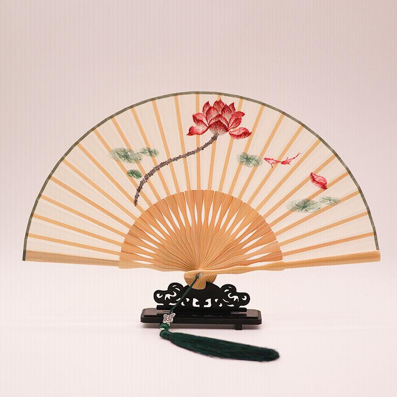 ・カテゴリ: 扇子・素材: 絹布・サイズ: 20cm・加工: 刺繍・骨組み素材: 竹・スタイル: 中国風・柄展開: 恵蘭と蝶、藤、竹隠し、梔子、銀杏、桃の花、千里江山、柳と燕、青い蝶、九尾狐、化蝶、蓮、金木犀と兎、苺と兎、白木蓮・カテゴリ: 扇子・素材: 絹布・サイズ: 20cm・加工: 刺繍・骨組み素材: 竹・スタイル: 中国風・柄展開: 恵蘭と蝶、藤、竹隠し、梔子、銀杏、桃の花、千里江山、柳と燕、青い蝶、九尾狐、化蝶、蓮、金木犀と兎、苺と兎、白木蓮