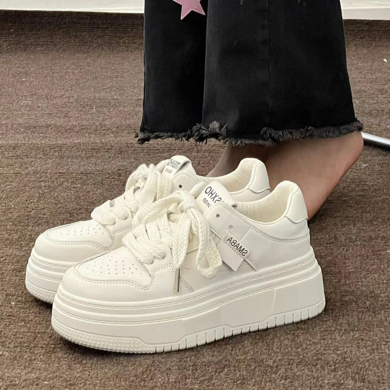女子学生向けのカジュアルシューズを高める女性用の厚底の小さな白いスニーカー