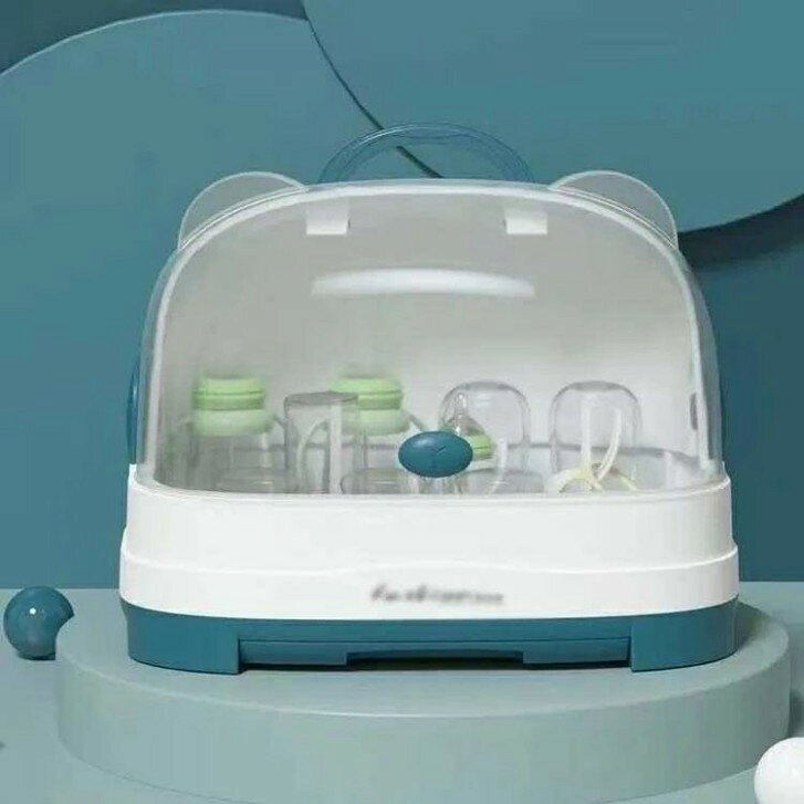 かわいいクマ型の便利な哺乳瓶保存ケース。ボトルスタンド付き、水切り効果抜群、下に水受けはすぐに取外せるので、水捨てや手入れが簡単にできます。食器の乾燥と清潔保持が優れる！きれいに整理整頓が可能で、蓋を閉めて埃などをしっかり遮断します。哺乳瓶だけでなく、お子様の離乳食や果物、衛生用品などの収納にもお勧め。安全なプラスチック製でお手入れも簡単です。取っ手つき、旅行、外出、キャンプなどで携帯に便利。 サイズFサイズについての説明サイズ：36.5*29*29cm 重さ：1kg ※サイズ表の実寸法は商品によって多少誤差がある場合がございます。　素材PP色新オレンジ 新ブルー 新ブラウン備考 ●サイズ詳細等の測り方はスタッフ間で統一、徹底はしておりますが、実寸は商品によって若干の誤差(1cm〜3cm )がある場合がございますので、予めご了承ください。●製造ロットにより、細部形状の違いや、同色でも色味に多少の誤差が生じます。●パッケージは改良のため予告なく仕様を変更する場合があります。▼商品の色は、撮影時の光や、お客様のモニターの色具合などにより、実際の商品と異なる場合がございます。あらかじめ、ご了承ください。▼生地の特性上、やや匂いが強く感じられるものもございます。数日のご使用や陰干しなどで気になる匂いはほとんど感じられなくなります。▼同じ商品でも生産時期により形やサイズ、カラーに多少の誤差が生じる場合もございます。▼