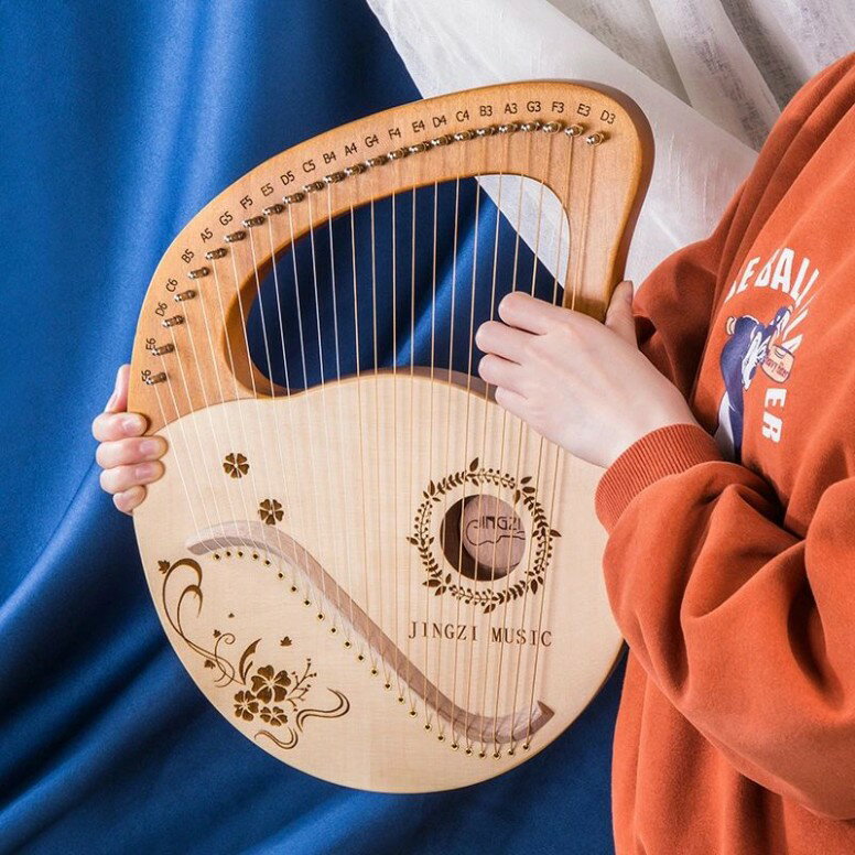 【高品質素材】ハープはマホガニーから彫られて、高度の硬さと密度の主流木材が音色の優れに関わっていて、奏でる甘い且つ美しい音が心を癒すことができます。また、10弦、16弦または21弦より音域がもっと広い、多くの曲を弾け、豊かな演奏体験をもたらしてあげます。 【清らかで透明感ある音】ソリッドウッドならではのクリアな透き通る音色で、手で軽く弾くと、よく響き耳に心地よい音がハープ正面に開かれる穴から出て、室内にこもっています。ハープの音が部屋全体に響き渡ります。 弦が短いほど、ピッチが高くなります。 弦の張りも同じです。 【24本の鋼弦】16弦ピアノに比べて音域が広く、演奏できる曲が豊富です、トーンリンギングは部屋全体を満たすことができます、音の安定性。ラインが短いほど、ピッチが高くなります。奏でる甘い且つ美しい音が心を癒すことができます。 【細部まで工夫】細かいところまでこだわる繊細な設計で、ライアー本体が全部天然木材を丹念に研磨されてから薄く塗装され、肌触りやさしくてツルツル感がいっぱいのスムーズな表面となり、握る時にエッジにも手にこたえることなく、骨製のサドルと金属弦で、よい伝導性、サウンドの再生がもっと安定します。 【理想的な音楽ギフト】竪琴は友人や家族への理想的な音楽ギフト、家庭、オフィス、スタジオなどの装飾にも最適です。竪琴パッケージに収納ケースを付属されています。ケースに入れれば、旅行、キャンプ、ピクニックなど、どこでもライアーを持って音楽をご堪能いただけます。"