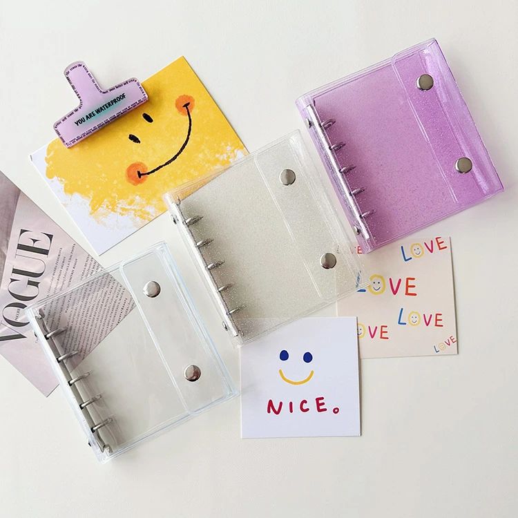 【2点600円割引】キラキラ輝く 透明シール帳 シールバインダー　バインダー M5 シール収納 ホログラム星柄 DIYデコ リフィルセット ミニ手帳 PVCカバー クリアバインダー ミニサイズ 手帳 推し活グッズ リフィル10枚付き 持ち運び便利 防水