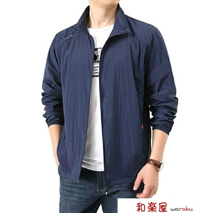 【UVカット・接触冷感】【M-4XL】【5colors】暑い時期でもサラッと羽織れる接触冷感性。旅行、山登りなどの普段使いとして、サラッと爽やかな着心地がオススメです。開閉しやすいファスナー付き冷房対策、日差し対策にも活躍してくれます。春・夏・秋の3シーズン対応！春・秋の少し肌寒いときに羽織にもお勧め。 サイズ M L XL 2XL 3XL 4XL 5XL サイズについての説明 サイズ図を参考してください。　※上記サイズは平置き実寸になります。サイズ表の実寸法は商品によって1-3cm程度の誤差がある場合がございます。　※通常よりワンサイズ上におすすめ。 素材 ポリエステル 色 ブルー ネイビー ダークブルー グレー ライトグレー 備考 ●サイズ詳細等の測り方はスタッフ間で統一、徹底はしておりますが、実寸は商品によって若干の誤差(1cm〜3cm )がある場合がございますので、予めご了承ください。 ●商品の色は、撮影時の光や、お客様のモニターの色具合などにより、実際の商品と異なる場合がございます。あらかじめ、ご了承ください。 ●製品によっては、生地の特性上、洗濯時に縮む場合がございますので洗濯時はご注意下さいませ。 ▼色味の強い製品によっては他の衣類などに色移りする場合もございますので、速やかに（脱水、乾燥等）するようにお願いいたします。 ▼生地によっては摩擦や汗、雨などで濡れた時は、他の製品に移染する恐れがございますので、着用の際はご注意下さい。 ▼生地の特性上、やや匂いが強く感じられるものもございます。数日のご使用や陰干しなどで気になる匂いはほとんど感じられなくなります。