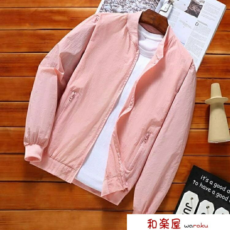 【全5色】【冷感・軽量・薄手】【M-4XL】普段着に合わせてアレンジしながら紫外線からプロテクト。通気性がありながら汗を吸収し、暑い夏の日の息苦しさを解消します。風を通しやすく熱を逃がすので、蒸れにくく速乾性があります。旅行、山登りなどの普段使いとして、サラッと爽やかな着心地がオススメです。開閉しやすいファスナー付き。落ち着いた大人の雰囲気を演出してくれ、様々なシーンでご着用頂けるおすすめのジャケットです。※通常よりワンサイズ上におすすめ。 サイズ M L XL 2XL 3XL 4XL サイズについての説明 サイズ図を参考してください。　※上記サイズは平置き実寸になります。サイズ表の実寸法は商品によって1-3cm程度の誤差がある場合がございます。※通常よりワンサイズ上におすすめ。 素材 ポリエステル 色 グレー ホワイト グリーン ブルー ピンク 備考 ●サイズ詳細等の測り方はスタッフ間で統一、徹底はしておりますが、実寸は商品によって若干の誤差(1cm〜3cm )がある場合がございますので、予めご了承ください。 ●商品の色は、撮影時の光や、お客様のモニターの色具合などにより、実際の商品と異なる場合がございます。あらかじめ、ご了承ください。 ●製品によっては、生地の特性上、洗濯時に縮む場合がございますので洗濯時はご注意下さいませ。 ▼色味の強い製品によっては他の衣類などに色移りする場合もございますので、速やかに（脱水、乾燥等）するようにお願いいたします。 ▼生地によっては摩擦や汗、雨などで濡れた時は、他の製品に移染する恐れがございますので、着用の際はご注意下さい。 ▼生地の特性上、やや匂いが強く感じられるものもございます。数日のご使用や陰干しなどで気になる匂いはほとんど感じられなくなります。