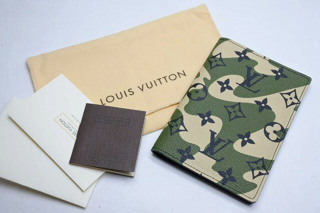 ◆[USED/中古]◆送料無料◆【美品】Louis Vuitton　ルイヴィトン　村上隆　クーヴェルテュールパスポール　M58027　迷彩　超希少　パスケース　フラージュ◆ 【RCP】【中古】