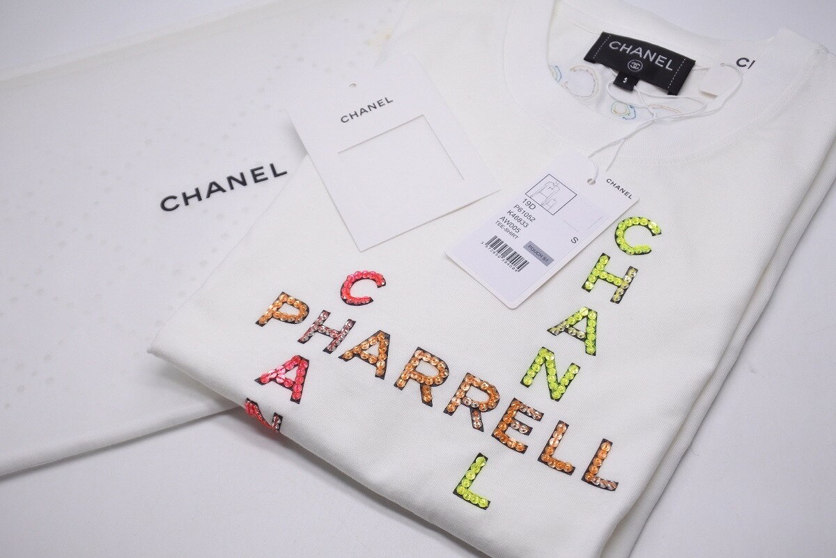 [USED/中古]CHANEL シャネル 半袖Tシャツ CHANEL X PHARRELL WILLIAMS シャネル ファレル コラボ スパンコール ラインストーン ユセックスユニセックス 未使用タグ付 白 19D P61052K46833 AW005 ホワイト 綿 S Sランク【中古】