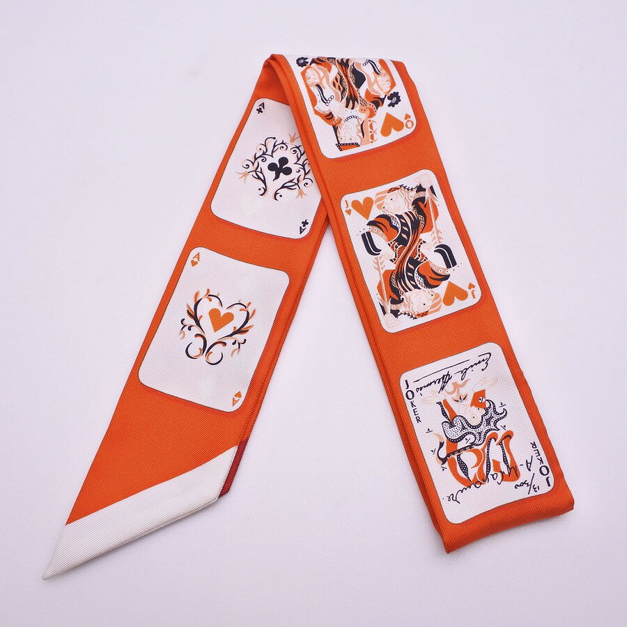 [USED/中古]HERMES エルメス スカーフ 【美品】ツイリー トランプ柄 レッド Jeu de Cartes オレンジ×ホワイト シルク Aランク【中古】