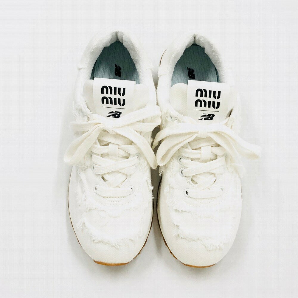 [USED/中古]MIUMIU ミュウミュウ スニーカー 【未使用】574 New Balance x Miu Miu デニム スニーカー 37 ニューバランス コラボ フリンジ ホワイト Sランク【中古】