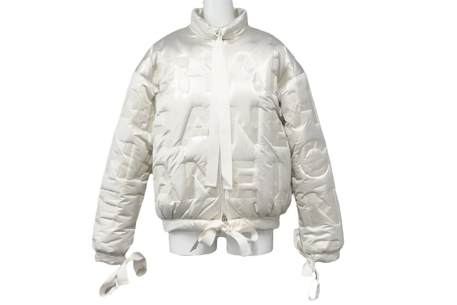 CHANEL シャネル ダウンジャケット アウター リボン付き P57415V42963 ロゴ ポリエステル ホワイト サイズ34 美品 中古 48166のサムネイル