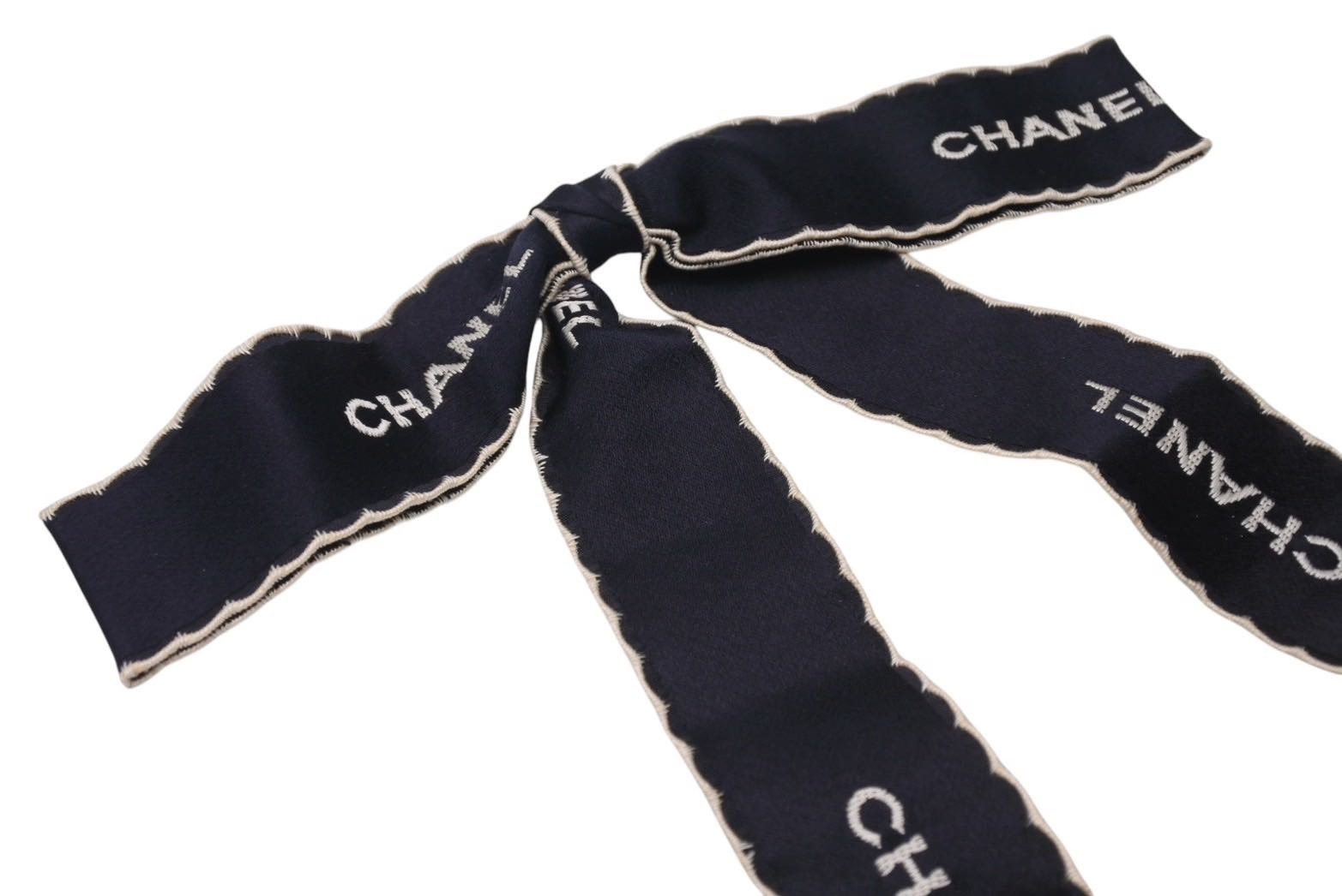 CHANEL シャネル ロゴ リボン タイ シルク ブローチ ネイビーブルー ホワイト 美品 中古 4c069507 warashibe-10044595 Warashibe_Casanova サンプル画像2