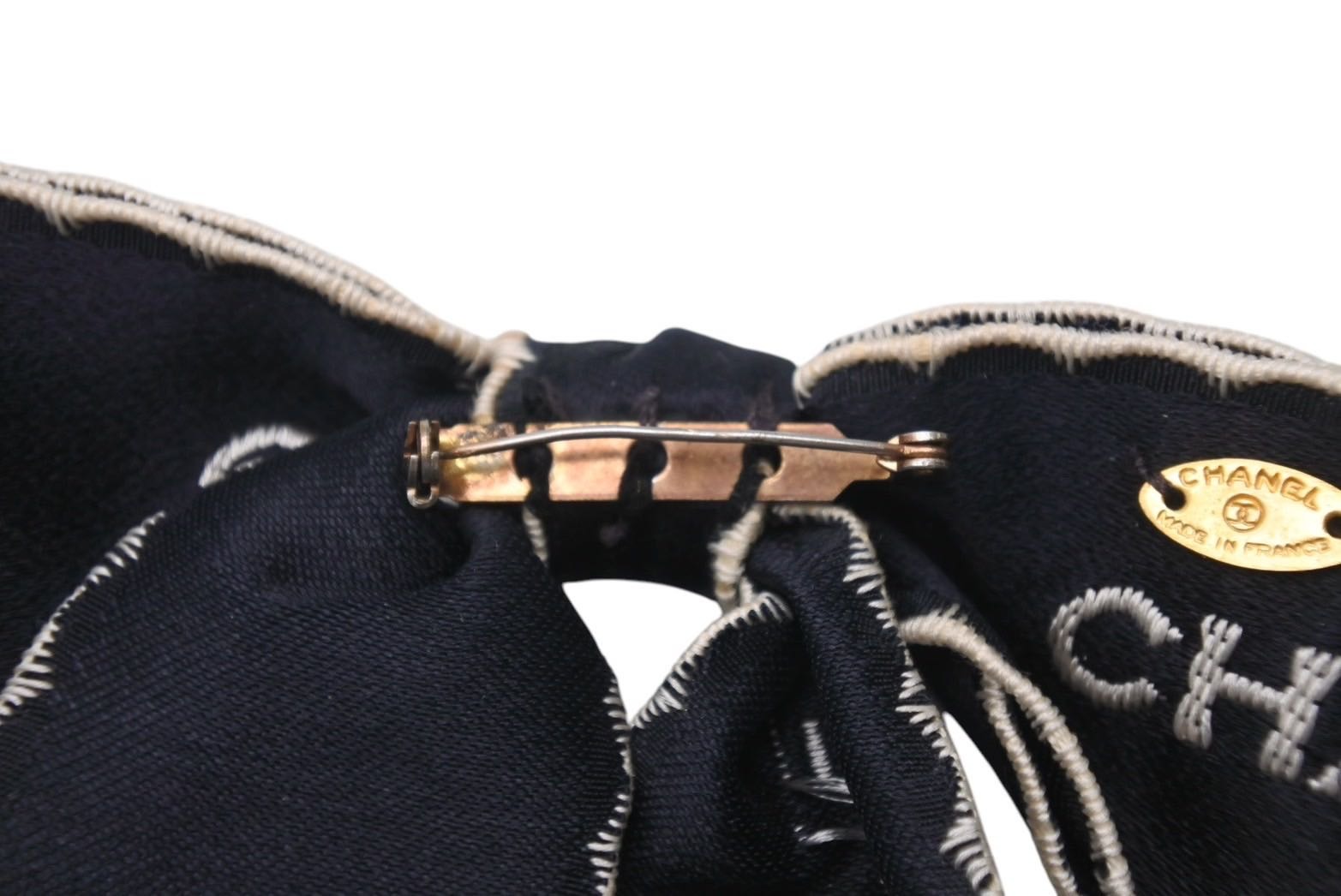 CHANEL シャネル ロゴ リボン タイ シルク ブローチ ネイビーブルー ホワイト 美品 中古 4c069507 warashibe-10044595 Warashibe_Casanova サンプル画像3