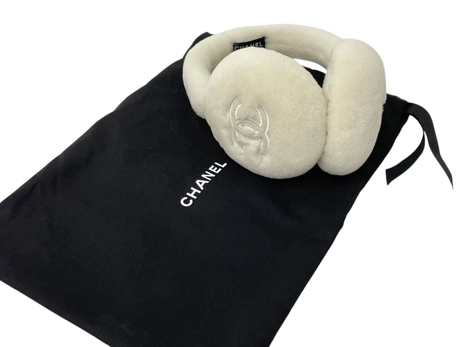 【新品未使用】CHANEL シャネル イヤーマフ ホワイト ファー ココマーク 耳当て ロゴ 白 小物 ブランド レディース 中古 4c073781