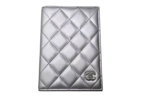 CHANEL シャネル メタリック パスポート ケース ホルダー シルバー 14番台 ブランド レディース 美品 中古 4c074493 CHANEL シャネル メタリック パスポート ケース ホルダー シルバー 14番台 ブランド レディース 美品 中古 4c074493