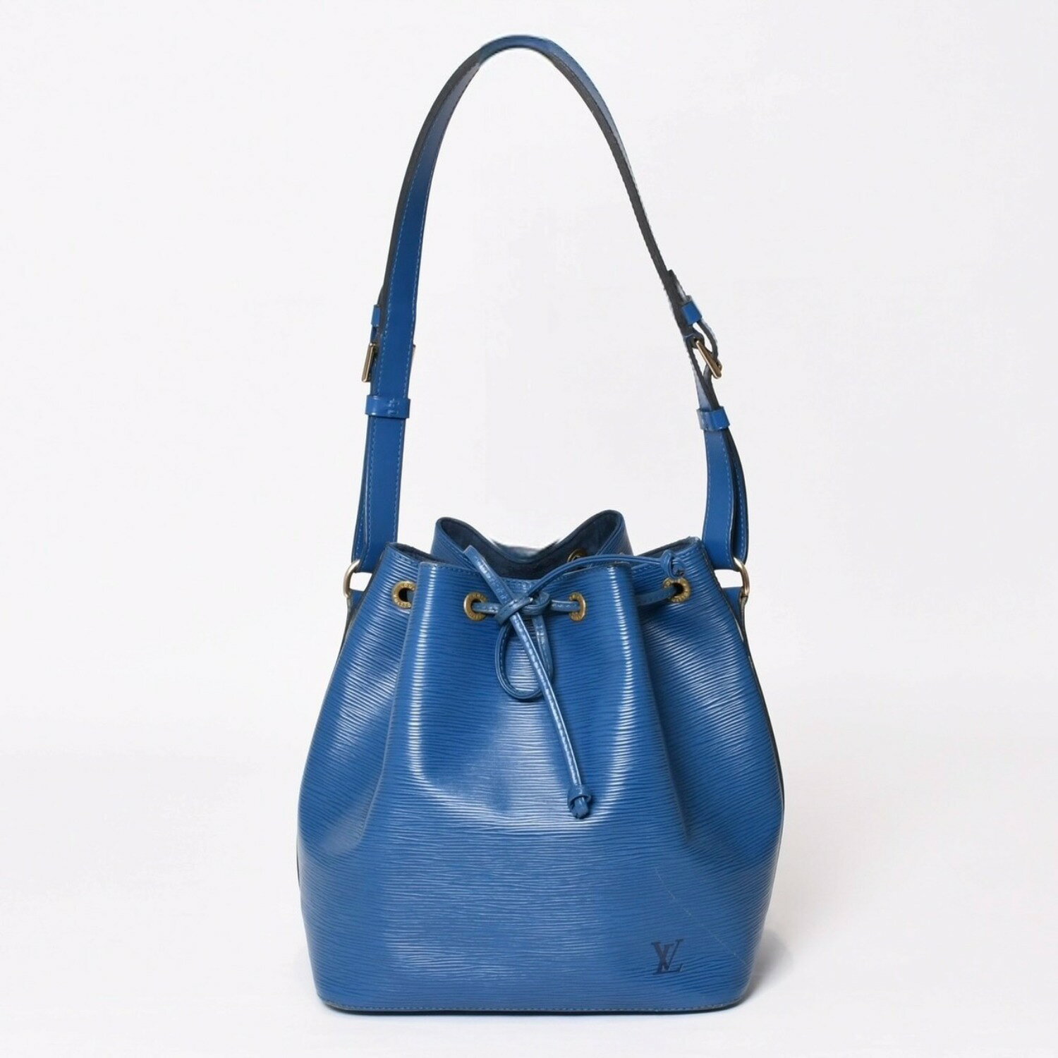 商品詳細 【商品名】 LOUIS VUITTON ルイヴィトン エピ プチノエ ワンショルダーバッグ M44105 AR1915 エピレザー ブルー ゴールド金具 良品 中古 4b014031 【ブランド】 LOUIS VUITTON/ルイ・ヴィトン【アイテム】 その他バッグ【カラー】 ブルー【素材】 エピレザー【シリアル】 AR1915 【モデル】 プチノエ 【ライン】 エピ 【生産国】 フランス 【金具】 ゴールド金具 【サイズ】 W約25cm x H約26cm x D約19cm 【付属品】 ・なし 【商品の説明】 ルイヴィトン エピ プチノエ ワンショルダーバッグです。 容量も大きく収納性があるので、普段使いは勿論、ご旅行の際などにもご活用頂けるのアイテムです。 メンズ、レディース共にオススメなアイテムです。【商品の状態】 C：中古品。着用感有り。汚れやダメージは気にならない程度。 【コンディション詳細】 レザー部分傷、スレ、汚れあり。 金具部分にスレ、傷、変色あり。 コバ割れあり。巾着紐汚れ、スレ、割れあり。 まだまだご使用頂ける良品です。 【コンディション（状態ランク）】 C PICK UP BRAND BALENCIAGA BOTTEGA VENETA BURBERRY Cartier CELINE CHANEL Chrome Hearts DOLCE&GABBANA Dior FENDI Goyard GUCCI HERMES LOEWE LOUIS VUITTON MIU MIU PRADA Salvatore Ferragamo Tiffany & Co. VERSACE商品詳細 商品名 LOUIS VUITTON ルイヴィトン エピ プチノエ ワンショルダーバッグ M44105 AR1915 エピレザー ブルー ゴールド金具 良品 中古 4b014031 ブランド LOUIS VUITTON/ルイ・ヴィトン アイテム その他バッグ カラー ブルー 素材 エピレザー 品番 M44105 シリアル AR1915 モデル プチノエ ライン エピ 生産国 フランス 金具 ゴールド サイズ W約25cm x H約26cm x D約19cm表記サイズ： 付属品 なし 商品の説明 ルイヴィトン エピ プチノエ ワンショルダーバッグです。 容量も大きく収納性があるので、普段使いは勿論、ご旅行の際などにもご活用頂けるのアイテムです。 メンズ、レディース共にオススメなアイテムです。 商品の状態 C：中古品。着用感有り。汚れやダメージは気にならない程度。レザー部分傷、スレ、汚れあり。 金具部分にスレ、傷、変色あり。 コバ割れあり。巾着紐汚れ、スレ、割れあり。 まだまだご使用頂ける良品です。 コンディション（状態ランク） PICK UP BRAND BALENCIAGA BOTTEGA VENETA BURBERRY Cartier CELINE CHANEL Chrome Hearts DOLCE&GABBANA Dior FENDI Goyard GUCCI HERMES LOEWE LOUIS VUITTON MIU MIU PRADA Salvatore Ferragamo Tiffany & Co. VERSACE