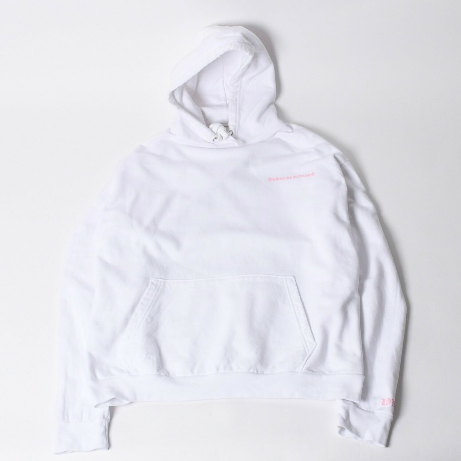 商品詳細 【商品名】 CHROME HEARTS クロムハーツ LLS HOODIE プルオーバーフーディー パーカー サイズXL Laurie Lynn Stark ホワイト 美品 中古 4a000539 【ブランド】 CHROME HEARTS/クロムハーツ【アイテム】 パーカー【カラー】 ホワイト【素材】 コットン x 100％【モデル】 LLS HOODIE 【サイズ】 表記サイズ：EU XL肩幅：約62cm着丈：約72cm身幅：約71cm袖丈：約69cm 【付属品】 ・なし 【商品の説明】 クロムハーツ LLS プルオーバーフーディーです。 ローリー リン スタークの大判フォトグラフィックが目を惹くフーディーです。 様々なコーディネートに合わせていただけます。【商品の状態】 B：中古品。汚れやダメージ無し。あっても目立たない程度。 【コンディション詳細】 フロントに一部シミあり。全体的に少々の毛羽立ちあり。その他使用感の少ない状態です。 【コンディション（状態ランク）】 B 【取扱店舗】 CASANOVA VINTAGE 表参道店 離れ PICK UP BRAND BALENCIAGA BOTTEGA VENETA BURBERRY Cartier CELINE CHANEL Chrome Hearts DOLCE&GABBANA Dior FENDI Goyard GUCCI HERMES LOEWE LOUIS VUITTON MIU MIU PRADA Salvatore Ferragamo Tiffany & Co. VERSACE商品詳細 商品名 CHROME HEARTS クロムハーツ LLS HOODIE プルオーバーフーディー パーカー サイズXL Laurie Lynn Stark ホワイト 美品 中古 4a000539 ブランド CHROME HEARTS/クロムハーツ アイテム パーカー カラー ホワイト 素材 コットン モデル LLS HOODIE サイズ 表記サイズ：EU XL表記サイズ：肩幅：約62cm着丈：約72cm身幅：約71cm袖丈：約69cm 付属品 なし 商品の説明 クロムハーツ LLS プルオーバーフーディーです。 ローリー リン スタークの大判フォトグラフィックが目を惹くフーディーです。 様々なコーディネートに合わせていただけます。 商品の状態 B：中古品。汚れやダメージ無し。あっても目立たない程度。フロントに一部シミあり。全体的に少々の毛羽立ちあり。その他使用感の少ない状態です。 コンディション（状態ランク） 取扱店舗 CASANOVA VINTAGE 表参道店 離れ PICK UP BRAND BALENCIAGA BOTTEGA VENETA BURBERRY Cartier CELINE CHANEL Chrome Hearts DOLCE&GABBANA Dior FENDI Goyard GUCCI HERMES LOEWE LOUIS VUITTON MIU MIU PRADA Salvatore Ferragamo Tiffany & Co. VERSACE