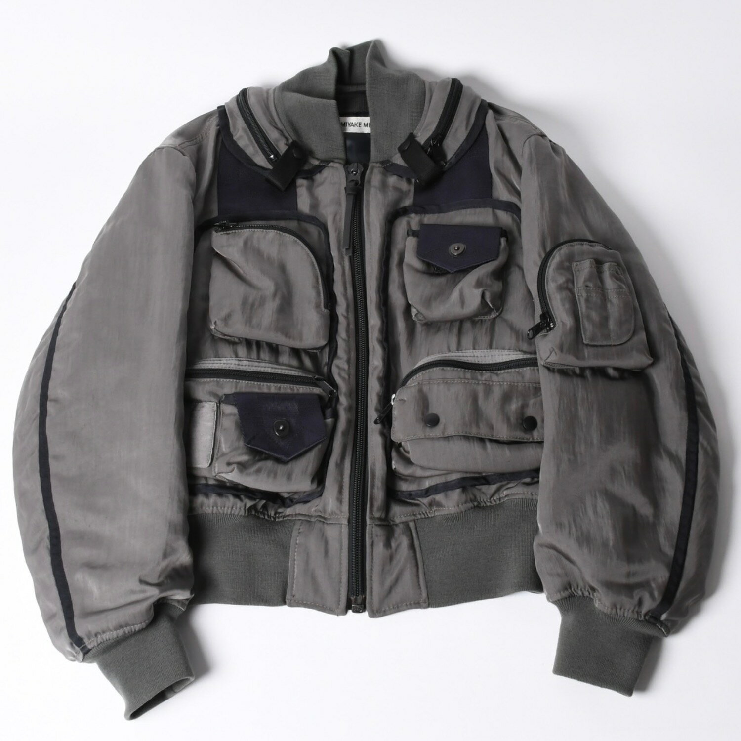 商品詳細 【商品名】 ISSEY MIYAKE MEN イッセイミヤケメン 96AW Parachute Cargo Bomber Jacket パラシュート カーゴボンバージャケット サイズL 美品 中古 4a001047 【ブランド】 ISSEY MIYAKE MEN/イッセイミヤケ メン【アイテム】 ブルゾン【カラー】 カーキ ブラック【素材】 ナイロン x 100％【シリーズ】 96AW 【モデル】 Parachute Cargo Bomber Jacket 【サイズ】 表記サイズ：EU L肩幅：約53cm着丈：約62cm身幅：約71cm袖丈：約66cm 【付属品】 ・なし 【商品の説明】 イッセイミヤケメン 96AW パラシュート カーゴボンバージャケットです。 滝沢直己氏がデザインを手掛けたこのジャケットは、当時のミリタリーウェア（MA-1）をイッセイミヤケ独自の解釈で再構築した、アーカイブファッション界で最も価値のある一着の一つです。【商品の状態】 B：中古品。汚れやダメージ無し。あっても目立たない程度。 【コンディション詳細】 袖に少々シミ、汚れあり。フロントに少々の小ジミあり。背面首元にシミあり。リブに毛羽立ちあり。金具パーツにスレ、メッキ剥がれあり。その他使用感の少ない状態です。 【コンディション（状態ランク）】 B 【取扱店舗】 CASANOVA VINTAGE 表参道店 離れ PICK UP BRAND BALENCIAGA BOTTEGA VENETA BURBERRY Cartier CELINE CHANEL Chrome Hearts DOLCE&GABBANA Dior FENDI Goyard GUCCI HERMES LOEWE LOUIS VUITTON MIU MIU PRADA Salvatore Ferragamo Tiffany & Co. VERSACE商品詳細 商品名 ISSEY MIYAKE MEN イッセイミヤケメン 96AW Parachute Cargo Bomber Jacket パラシュート カーゴボンバージャケット サイズL 美品 中古 4a001047 ブランド ISSEY MIYAKE MEN/イッセイミヤケ メン アイテム ブルゾン カラー カーキ ブラック 素材 ナイロン シリーズ 96AW モデル Parachute Cargo Bomber Jacket サイズ 表記サイズ：EU L表記サイズ：肩幅：約53cm着丈：約62cm身幅：約71cm袖丈：約66cm 付属品 なし 商品の説明 イッセイミヤケメン 96AW パラシュート カーゴボンバージャケットです。 滝沢直己氏がデザインを手掛けたこのジャケットは、当時のミリタリーウェア（MA-1）をイッセイミヤケ独自の解釈で再構築した、アーカイブファッション界で最も価値のある一着の一つです。 商品の状態 B：中古品。汚れやダメージ無し。あっても目立たない程度。袖に少々シミ、汚れあり。フロントに少々の小ジミあり。背面首元にシミあり。リブに毛羽立ちあり。金具パーツにスレ、メッキ剥がれあり。その他使用感の少ない状態です。 コンディション（状態ランク） 取扱店舗 CASANOVA VINTAGE 表参道店 離れ PICK UP BRAND BALENCIAGA BOTTEGA VENETA BURBERRY Cartier CELINE CHANEL Chrome Hearts DOLCE&GABBANA Dior FENDI Goyard GUCCI HERMES LOEWE LOUIS VUITTON MIU MIU PRADA Salvatore Ferragamo Tiffany & Co. VERSACE