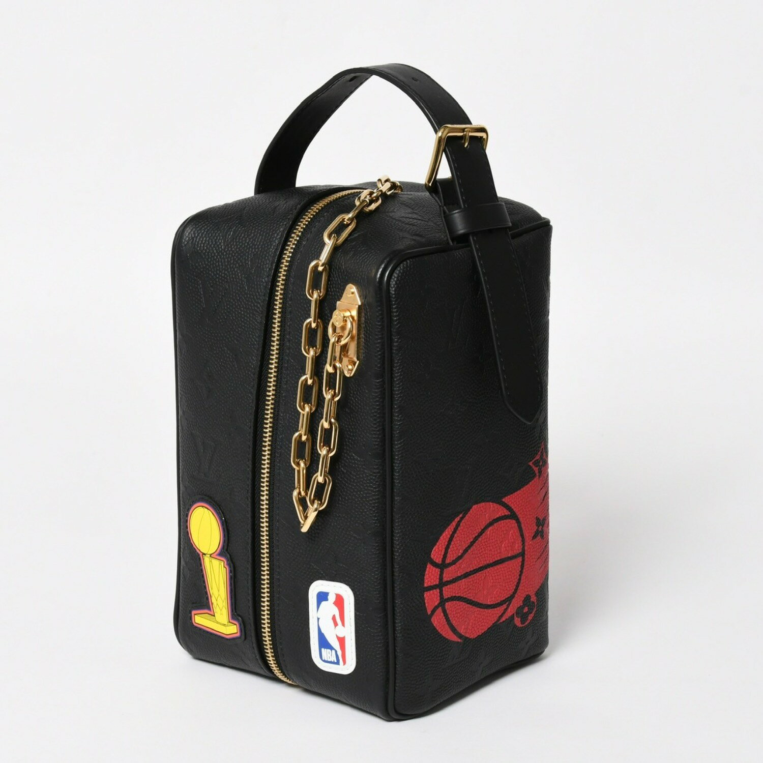 商品詳細 【商品名】 極美品 LOUIS VUITTON ルイヴィトン NBA モノグラム クロークルーム ドロップキット ブラック M58515 中古 4a004672 【ブランド】 LOUIS VUITTON/ルイ・ヴィトン【アイテム】 クラッチバッグ【カラー】 ブラック パープル イエロー【シリアル】 RFID 【型番】 M58515 【生産国】 フランス製 【サイズ】 W約14cm x H約24cm 【仕様】 ・内側：ファスナーポケット × 1 【付属品】 ・なし 【商品の説明】 ルイヴィトンとNBAのコラボアイテムになります。 バスケットボールのチャンピオンジャケットから着想を得たプリントとパッチをあしらいました。 この機会にぜひ。【商品の状態】 A：中古品。数回使用程度の良い状態。 【コンディション詳細】 ゴールド金具に細かな傷が見られます。 その他、目立った傷や汚れの少ないアイテムです。 【コンディション（状態ランク）】 A 【取扱店舗】 CASANOVA VINTAGE 表参道店 PICK UP BRAND BALENCIAGA BOTTEGA VENETA BURBERRY Cartier CELINE CHANEL Chrome Hearts DOLCE&GABBANA Dior FENDI Goyard GUCCI HERMES LOEWE LOUIS VUITTON MIU MIU PRADA Salvatore Ferragamo Tiffany & Co. VERSACE商品詳細 商品名 極美品 LOUIS VUITTON ルイヴィトン NBA モノグラム クロークルーム ドロップキット ブラック M58515 中古 4a004672 ブランド LOUIS VUITTON/ルイ・ヴィトン アイテム クラッチバッグ カラー ブラック パープル イエロー 仕様 内側：ファスナーポケット x 1 付属品 なし 商品の説明 ルイヴィトンとNBAのコラボアイテムになります。 バスケットボールのチャンピオンジャケットから着想を得たプリントとパッチをあしらいました。 この機会にぜひ。 商品の状態 A：中古品。数回使用程度の良い状態。ゴールド金具に細かな傷が見られます。 その他、目立った傷や汚れの少ないアイテムです。 コンディション（状態ランク） 取扱店舗 CASANOVA VINTAGE 表参道店 PICK UP BRAND BALENCIAGA BOTTEGA VENETA BURBERRY Cartier CELINE CHANEL Chrome Hearts DOLCE&GABBANA Dior FENDI Goyard GUCCI HERMES LOEWE LOUIS VUITTON MIU MIU PRADA Salvatore Ferragamo Tiffany & Co. VERSACE