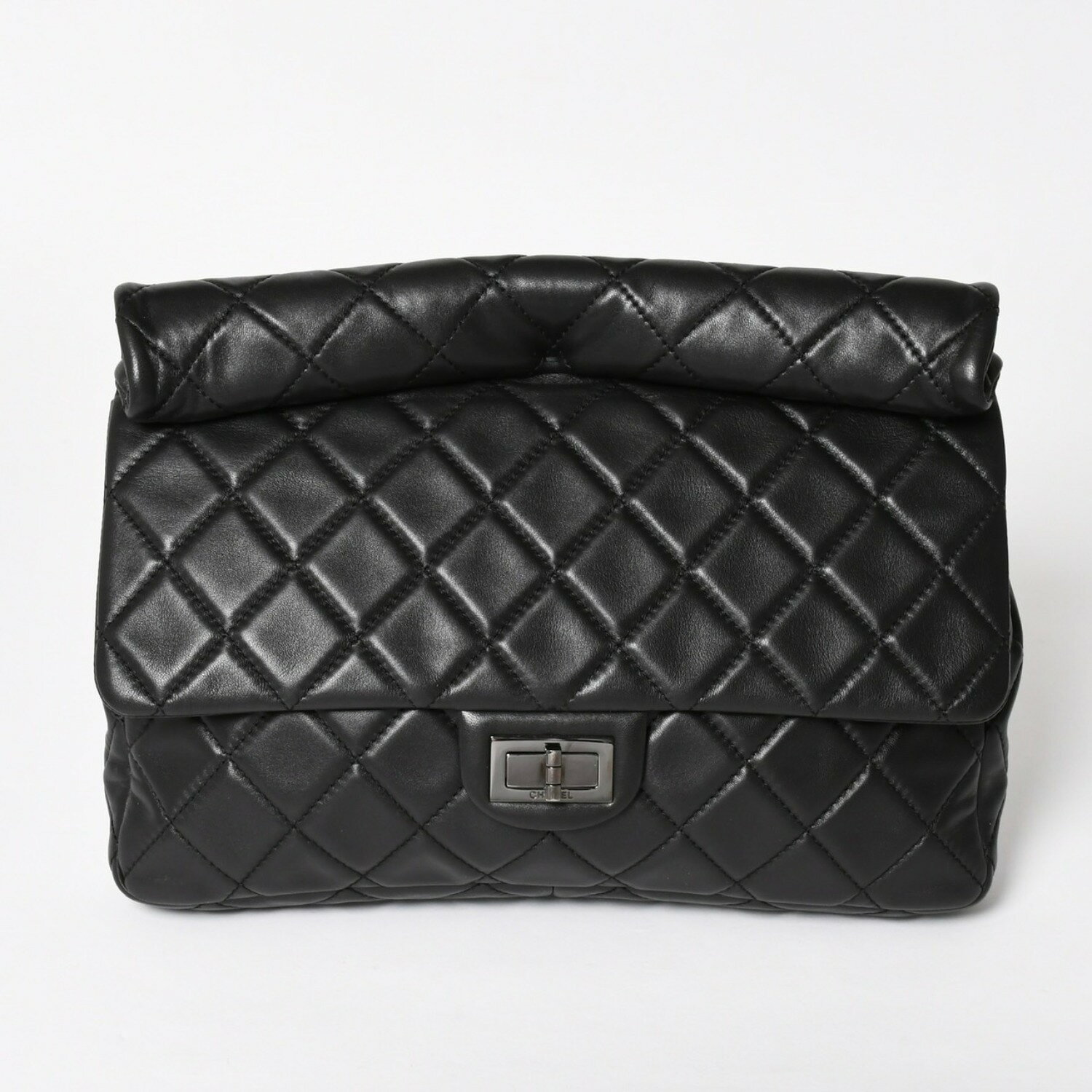 商品詳細 【商品名】 CHANEL シャネル 2.55 ロール クラッチバッグ 14番台 ココマーク ラムスキン ブラック ルテニウム金具 美品 中古 4a005113 【ブランド】 CHANEL/シャネル【アイテム】 クラッチバッグ【カラー】 ブラック【素材】 ラムスキン【シリアル】 14番台 【モデル】 ロール クラッチ 【ライン】 2.55 【金具】 ルテニウム金具 【サイズ】 W約34cm x H約26.5cm x D約5cm 【仕様】 ・開閉式：ターンロック ・外側：オープンポケット × 1 ・内側：ファスナーポケット × 1 【付属品】 ・保存袋・ギャランティカード・シリアルシール・冊子 【商品の説明】 シャネル 2.55 ロール クラッチバッグです。 ラムスキン × ルテニウム金具の品と高級感漂うクラッチバッグです。 容量も大きくデイリーにお使いいただけます。【商品の状態】 B：中古品。汚れやダメージ無し。あっても目立たない程度。 【コンディション詳細】 多少の角スレあり。表面上部端に少々のスレあり。フロント、背面に少々のスレあり。内側一部傷あり。内側にスレあり。金具パーツにスレあり。その他使用感の少ない状態です。 【コンディション（状態ランク）】 B 【取扱店舗】 CASANOVA VINTAGE 表参道店 PICK UP BRAND BALENCIAGA BOTTEGA VENETA BURBERRY Cartier CELINE CHANEL Chrome Hearts DOLCE&GABBANA Dior FENDI Goyard GUCCI HERMES LOEWE LOUIS VUITTON MIU MIU PRADA Salvatore Ferragamo Tiffany & Co. VERSACE商品詳細 商品名 CHANEL シャネル 2.55 ロール クラッチバッグ 14番台 ココマーク ラムスキン ブラック ルテニウム金具 美品 中古 4a005113 ブランド CHANEL/シャネル アイテム クラッチバッグ カラー ブラック 素材 ラムスキン シリアル 14番台 モデル ロール クラッチ ライン 2.55 金具 ルテニウム サイズ W約34cm x H約26.5cm x D約5cm表記サイズ： 仕様 開閉式：ターンロック 外側：オープンポケット x 1 内側：ファスナーポケット x 1 付属品 保存袋 ギャランティカード シリアルシール 冊子 商品の説明 シャネル 2.55 ロール クラッチバッグです。 ラムスキン × ルテニウム金具の品と高級感漂うクラッチバッグです。 容量も大きくデイリーにお使いいただけます。 商品の状態 B：中古品。汚れやダメージ無し。あっても目立たない程度。多少の角スレあり。表面上部端に少々のスレあり。フロント、背面に少々のスレあり。内側一部傷あり。内側にスレあり。金具パーツにスレあり。その他使用感の少ない状態です。 コンディション（状態ランク） 取扱店舗 CASANOVA VINTAGE 表参道店 PICK UP BRAND BALENCIAGA BOTTEGA VENETA BURBERRY Cartier CELINE CHANEL Chrome Hearts DOLCE&GABBANA Dior FENDI Goyard GUCCI HERMES LOEWE LOUIS VUITTON MIU MIU PRADA Salvatore Ferragamo Tiffany & Co. VERSACE