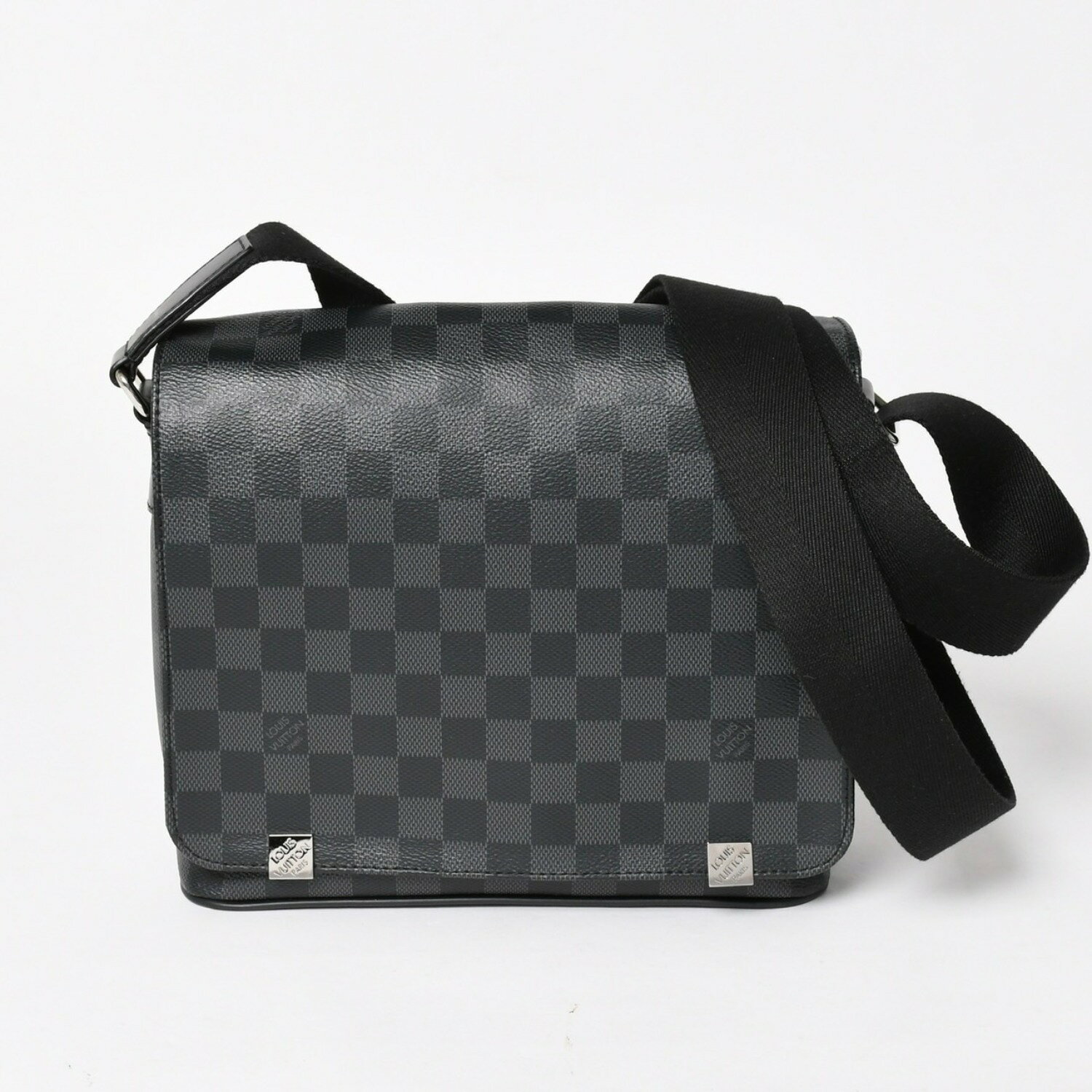 商品詳細 【商品名】 LOUIS VUITTON ルイヴィトン ディストリクトPM メッセンジャーバッグ N41028 ダミエグラフィットキャンバス ブラック グレー ショルダーバッグ シルバー金具 中古 4a004840 【ブランド】 LOUIS VUITTON/ルイ・ヴィトン【アイテム】 メッセンジャーバッグ【カラー】 ブラック グレー【素材】 ダミエグラフィットキャンバス【シリアル】 CA0148 【モデル】 ディストリクトPM 【型番】 N41028 【生産国】 スペイン 【金具】 シルバー金具 【サイズ】 W約25cm x H約24cm x D約7.5cm 【仕様】 ・開閉式：フラップ ・外側：オープンポケット × 1 ・内側：オープンポケット × 1 【付属品】 ・保存袋 【商品の説明】 ルイヴィトンのディストリクトPM メッセンジャーバッグになります。 黒とグレーの格子模様が特徴的な定番メンズラインのダミエグラフィットキャンバスを採用したバッグ。 コンパクトながらも、財布やスマートフォン、手帳などすっきりと収納できるサイズです。【商品の状態】 A：中古品。数回使用程度の良い状態。 【コンディション詳細】 こちらは新品同様になります。 フラップ裏側にマグネット痕あり。 【コンディション（状態ランク）】 A 【取扱店舗】 CASANOVA VINTAGE 表参道店 離れ PICK UP BRAND BALENCIAGA BOTTEGA VENETA BURBERRY Cartier CELINE CHANEL Chrome Hearts DOLCE&GABBANA Dior FENDI Goyard GUCCI HERMES LOEWE LOUIS VUITTON MIU MIU PRADA Salvatore Ferragamo Tiffany & Co. VERSACE商品詳細 商品名 LOUIS VUITTON ルイヴィトン ディストリクトPM メッセンジャーバッグ N41028 ダミエグラフィットキャンバス ブラック グレー ショルダーバッグ シルバー金具 中古 4a004840 ブランド LOUIS VUITTON/ルイ・ヴィトン アイテム メッセンジャーバッグ カラー ブラック グレー 素材 ダミエグラフィットキャンバス シリアル CA0148 モデル ディストリクトPM 型番 N41028 生産国 スペイン 金具 シルバー サイズ W約25cm x H約24cm x D約7.5cm表記サイズ： 仕様 開閉式：フラップ 外側：オープンポケット x 1 内側：オープンポケット x 1 付属品 保存袋 商品の説明 ルイヴィトンのディストリクトPM メッセンジャーバッグになります。 黒とグレーの格子模様が特徴的な定番メンズラインのダミエグラフィットキャンバスを採用したバッグ。 コンパクトながらも、財布やスマートフォン、手帳などすっきりと収納できるサイズです。 商品の状態 A：中古品。数回使用程度の良い状態。こちらは新品同様になります。 フラップ裏側にマグネット痕あり。 コンディション（状態ランク） 取扱店舗 CASANOVA VINTAGE 表参道店 離れ PICK UP BRAND BALENCIAGA BOTTEGA VENETA BURBERRY Cartier CELINE CHANEL Chrome Hearts DOLCE&GABBANA Dior FENDI Goyard GUCCI HERMES LOEWE LOUIS VUITTON MIU MIU PRADA Salvatore Ferragamo Tiffany & Co. VERSACE