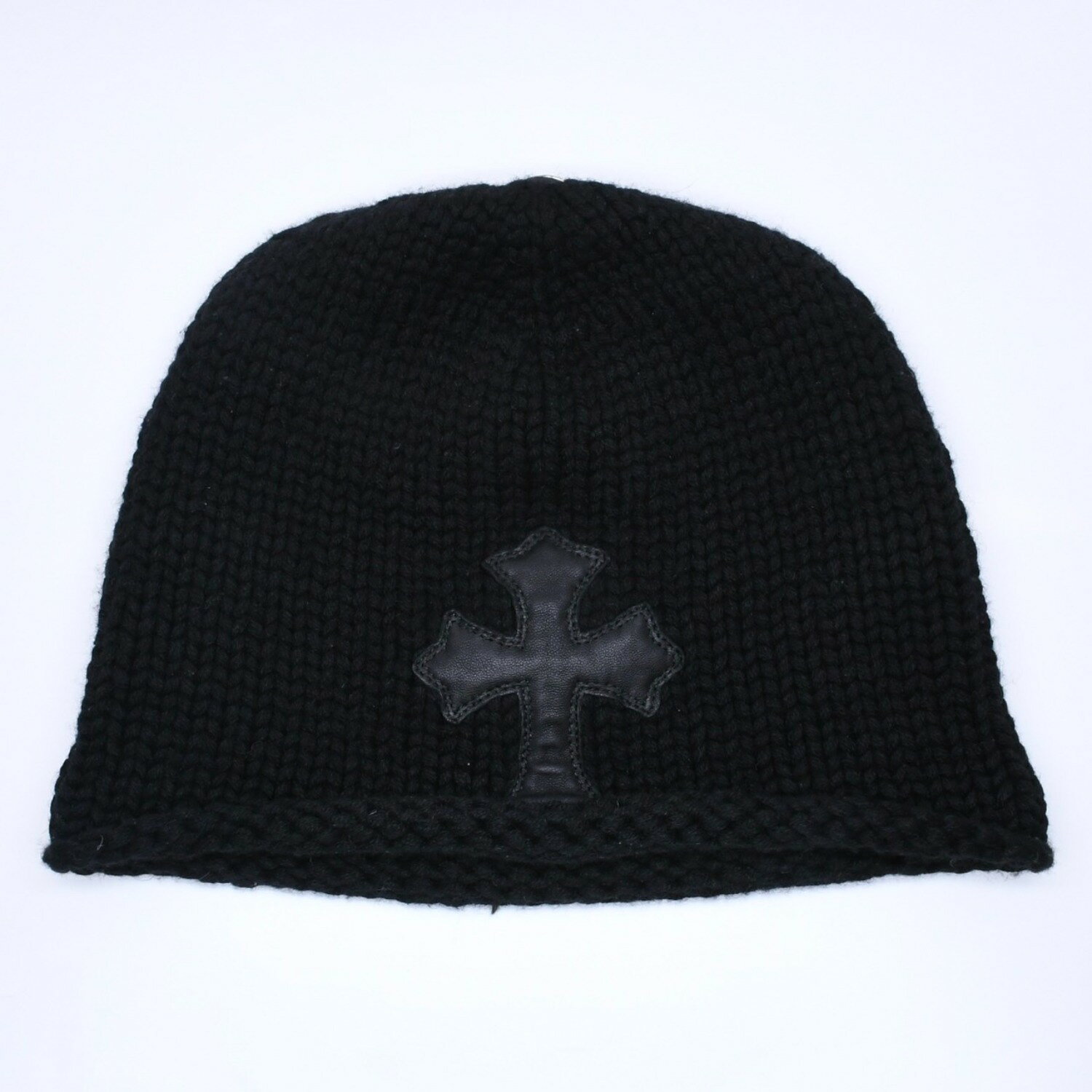 商品詳細 【商品名】 極美品 CHROME HEARTS クロムハーツ ニット帽 Beanie ビーニー クロスパッチ ブラック カシミヤ シルバー925 中古 4a005230 【アイテム】 ニットキャップ【カラー】 ブラック【素材】 カシミヤ x 100％、シルバー925【生産国】 アメリカ製 【サイズ】 縦約20cm x 横約26cm 【付属品】 ・なし 【商品の説明】 クロムハーツのカシミヤ素材のニット帽です。 贅沢な羊革のクロスパッチにカシミヤ素材のシックなブラックカラーの組み合わせが目を惹きます。 この機会にぜひ。【商品の状態】 A：中古品。数回使用程度の良い状態。 【コンディション詳細】 全体的に毛羽立ちが少々見られます。 その他、目立った傷や汚れの少ないアイテムです。 【コンディション（状態ランク）】 A 【取扱店舗】 CASANOVA VINTAGE 表参道店 離れ PICK UP BRAND BALENCIAGA BOTTEGA VENETA BURBERRY Cartier CELINE CHANEL Chrome Hearts DOLCE&GABBANA Dior FENDI Goyard GUCCI HERMES LOEWE LOUIS VUITTON MIU MIU PRADA Salvatore Ferragamo Tiffany & Co. VERSACE商品詳細 商品名 極美品 CHROME HEARTS クロムハーツ ニット帽 Beanie ビーニー クロスパッチ ブラック カシミヤ シルバー925 中古 4a005230 アイテム ニットキャップ カラー ブラック 素材 カシミヤ シルバー925 生産国 アメリカ製 サイズ 縦約20cm x 横約26cm表記サイズ： 付属品 なし 商品の説明 クロムハーツのカシミヤ素材のニット帽です。 贅沢な羊革のクロスパッチにカシミヤ素材のシックなブラックカラーの組み合わせが目を惹きます。 この機会にぜひ。 商品の状態 A：中古品。数回使用程度の良い状態。全体的に毛羽立ちが少々見られます。 その他、目立った傷や汚れの少ないアイテムです。 コンディション（状態ランク） 取扱店舗 CASANOVA VINTAGE 表参道店 離れ PICK UP BRAND BALENCIAGA BOTTEGA VENETA BURBERRY Cartier CELINE CHANEL Chrome Hearts DOLCE&GABBANA Dior FENDI Goyard GUCCI HERMES LOEWE LOUIS VUITTON MIU MIU PRADA Salvatore Ferragamo Tiffany & Co. VERSACE