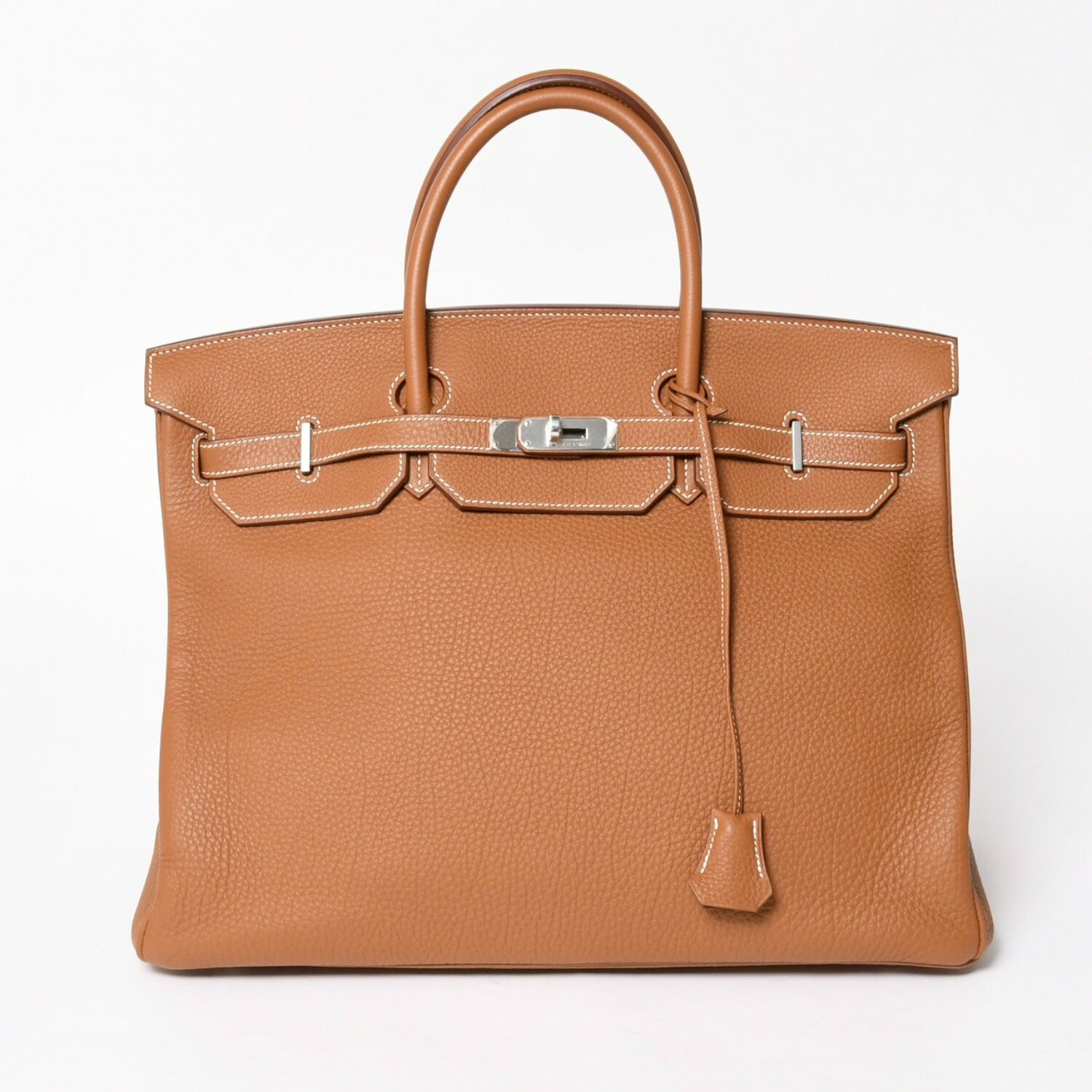 商品詳細 【商品名】 新品同様品 HERMES エルメス バーキン40 ゴールド トゴ 40cm □Q刻印 シルバー金具 ハンドバッグ 中古 4a005687 【ブランド】 HERMES/エルメス【アイテム】 ハンドバッグ バーキン40【カラー】 ゴールド【素材】 トゴ【刻印】 □Q刻印 【金具】 シルバー金具 【サイズ】 備考：H（高）：26.5cm × W（横）：40cm × D（幅）20cm 持ち手:35cm 【仕様】 ・開閉式：ターンロック ・内側：ファスナーポケット × 1 ・内側：オープンポケット × 1 【付属品】 ・鍵・カデナ・クロシェット 【商品の説明】 エルメス、ゴールドトゴ 40cm □Q刻印 シルバー金具です。 シール付きです。 今後もう出てこない逸品です。【商品の状態】 A：中古品。数回使用程度の良い状態。[外側]ランク: 詳細：。 【コンディション詳細】 正面金具シール付き 底ビスも僅かに小傷あります。 シール剥がれあります。 使用感少なく、非常に綺麗です。 新品同様品です。 【コンディション（状態ランク）】 A 【取扱店舗】 CASANOVA VINTAGE 表参道店 離れ PICK UP BRAND BALENCIAGA BOTTEGA VENETA BURBERRY Cartier CELINE CHANEL Chrome Hearts DOLCE&GABBANA Dior FENDI Goyard GUCCI HERMES LOEWE LOUIS VUITTON MIU MIU PRADA Salvatore Ferragamo Tiffany & Co. VERSACE商品詳細 商品名 新品同様品 HERMES エルメス バーキン40 ゴールド トゴ 40cm □Q刻印 シルバー金具 ハンドバッグ 中古 4a005687 ブランド HERMES/エルメス アイテム ハンドバッグ バーキン40 カラー ゴールド 素材 トゴ 刻印 □Q 金具 シルバー サイズ 表記サイズ：備考：H（高）：26.5cm × W（横）：40cm × D（幅）20cm 持ち手:35cm 仕様 開閉式：ターンロック 内側：ファスナーポケット x 1 内側：オープンポケット x 1 付属品 鍵 カデナ クロシェット 商品の説明 エルメス、ゴールドトゴ 40cm □Q刻印 シルバー金具です。 シール付きです。 今後もう出てこない逸品です。 商品の状態 A：中古品。数回使用程度の良い状態。正面金具シール付き 底ビスも僅かに小傷あります。 シール剥がれあります。 使用感少なく、非常に綺麗です。 新品同様品です。 [外側]ランク: 詳細：。 コンディション（状態ランク） 取扱店舗 CASANOVA VINTAGE 表参道店 離れ PICK UP BRAND BALENCIAGA BOTTEGA VENETA BURBERRY Cartier CELINE CHANEL Chrome Hearts DOLCE&GABBANA Dior FENDI Goyard GUCCI HERMES LOEWE LOUIS VUITTON MIU MIU PRADA Salvatore Ferragamo Tiffany & Co. VERSACE