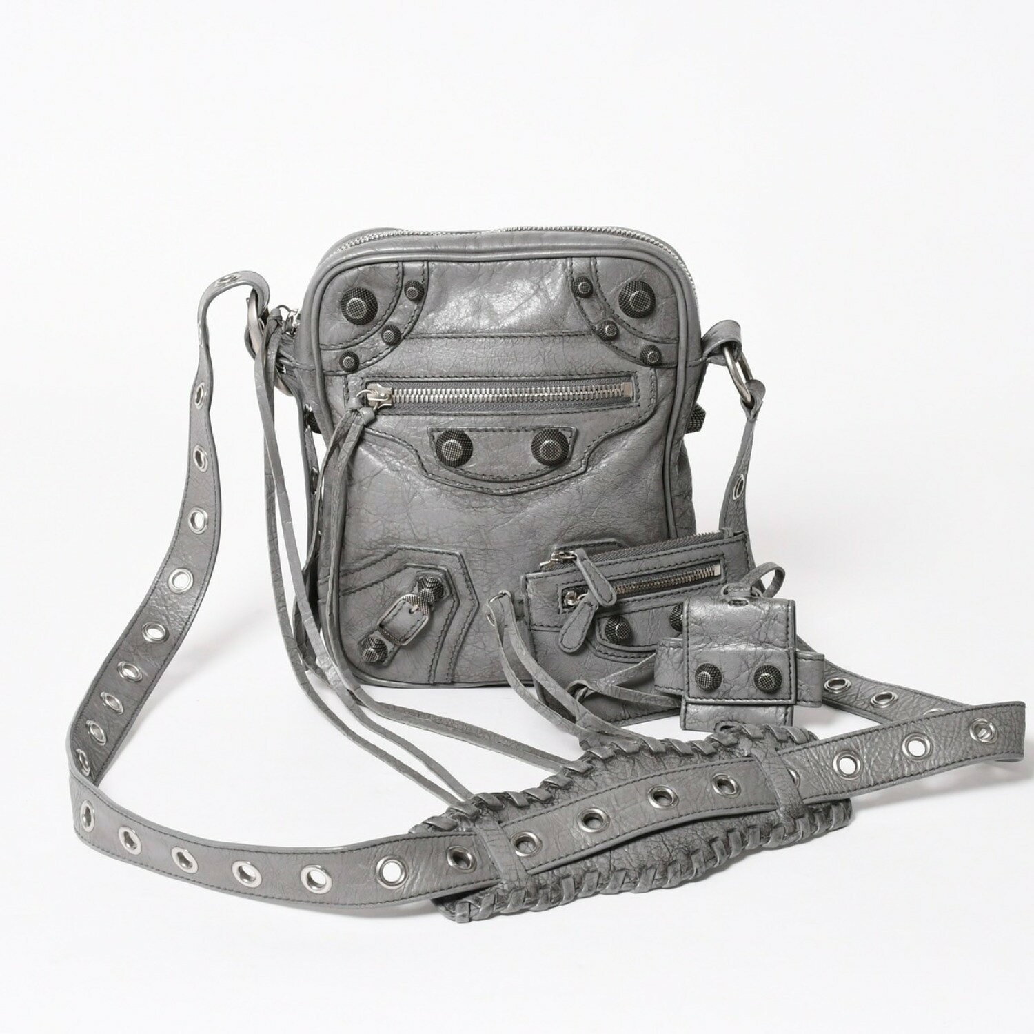 商品詳細 【商品名】 BALENCIAGA バレンシアガ ル・カゴール ショルダーバッグ グレー レザー 719065 シルバー金具 美品 中古 4a005476 【ブランド】 BALENCIAGA/バレンシアガ【アイテム】 ショルダーバッグ【カラー】 グレー【生産国】 イタリア製 【金具】 シルバー金具 【サイズ】 W約16 cm x H約21cm x D約4cm 【仕様】 ・外側：オープンポケット × 1 ・外側：ファスナーポケット × 1 【付属品】 ・冊子 ポーチ AirPodsケース 【商品の説明】 バレンシアガのグレーカラーのルカゴール ショルダーバッグになります。 バレンシアガならではのアンティーク調にデザインされており、目を惹きます。 この機会にぜひ。【商品の状態】 B：中古品。汚れやダメージ無し。あっても目立たない程度。 【コンディション詳細】 パイピング部分にスレ、小傷、くすみが見られます。 ショルダーストラップに黒ずみが少々見られます。 シルバー金具に細かな傷が見られます。 その他、目立った傷や汚れの少ないアイテムです。 【コンディション（状態ランク）】 B 【取扱店舗】 CASANOVA VINTAGE 表参道店 離れ PICK UP BRAND BALENCIAGA BOTTEGA VENETA BURBERRY Cartier CELINE CHANEL Chrome Hearts DOLCE&GABBANA Dior FENDI Goyard GUCCI HERMES LOEWE LOUIS VUITTON MIU MIU PRADA Salvatore Ferragamo Tiffany & Co. VERSACE商品詳細 商品名 BALENCIAGA バレンシアガ ル・カゴール ショルダーバッグ グレー レザー 719065 シルバー金具 美品 中古 4a005476 ブランド BALENCIAGA/バレンシアガ アイテム ショルダーバッグ カラー グレー 仕様 外側：オープンポケット x 1 外側：ファスナーポケット x 1 付属品 冊子 ポーチ AirPodsケース 商品の説明 バレンシアガのグレーカラーのルカゴール ショルダーバッグになります。 バレンシアガならではのアンティーク調にデザインされており、目を惹きます。 この機会にぜひ。 商品の状態 B：中古品。汚れやダメージ無し。あっても目立たない程度。パイピング部分にスレ、小傷、くすみが見られます。 ショルダーストラップに黒ずみが少々見られます。 シルバー金具に細かな傷が見られます。 その他、目立った傷や汚れの少ないアイテムです。 コンディション（状態ランク） 取扱店舗 CASANOVA VINTAGE 表参道店 離れ PICK UP BRAND BALENCIAGA BOTTEGA VENETA BURBERRY Cartier CELINE CHANEL Chrome Hearts DOLCE&GABBANA Dior FENDI Goyard GUCCI HERMES LOEWE LOUIS VUITTON MIU MIU PRADA Salvatore Ferragamo Tiffany & Co. VERSACE