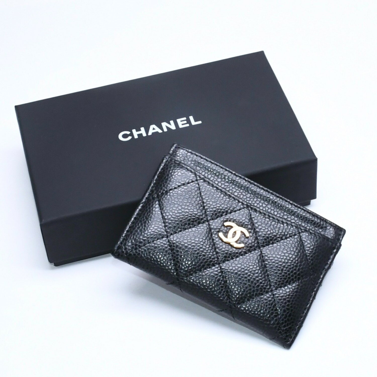 商品詳細 【商品名】 極美品 CHANEL シャネル クラシック カードケース AP0213 キャビアスキン マトラッセ ブラック ココマーク ランダム品番 ゴールド金具 中古 4a005441 【ブランド】 CHANEL/シャネル【アイテム】 カードケース【カラー】 ブラック【素材】 キャビアスキン【シリアル】 ランダム品番 【型番】 AP0213 【生産国】 イタリア 【金具】 ゴールド金具 【サイズ】 W約11cm x H約7.5cmx D約0.5cm 【仕様】 ・内側：カードポケット × 4 【付属品】 ・保存箱・保存袋・冊子類 【商品の説明】 シャネルのクラシック カードケースになります。 シャネルを象徴するキルティング加工に、ゴールドのココマークが施されています。 複数のカードスロットがあり、カードや名刺などスマートに収納できる人気アイテムです。【商品の状態】 A：中古品。数回使用程度の良い状態。 【コンディション詳細】 金具部分僅かにスレ、小傷あり。 その他目立った傷や汚れの少ない極美品です。 【コンディション（状態ランク）】 A 【取扱店舗】 CASANOVA VINTAGE 銀座店 PICK UP BRAND BALENCIAGA BOTTEGA VENETA BURBERRY Cartier CELINE CHANEL Chrome Hearts DOLCE&GABBANA Dior FENDI Goyard GUCCI HERMES LOEWE LOUIS VUITTON MIU MIU PRADA Salvatore Ferragamo Tiffany & Co. VERSACE商品詳細 商品名 極美品 CHANEL シャネル クラシック カードケース AP0213 キャビアスキン マトラッセ ブラック ココマーク ランダム品番 ゴールド金具 中古 4a005441 ブランド CHANEL/シャネル アイテム カードケース カラー ブラック 素材 キャビアスキン シリアル ランダム品番 型番 AP0213 生産国 イタリア 金具 ゴールド サイズ W約11cm x H約7.5cm x D約0.5cm表記サイズ： 仕様 内側：カードポケット x 4 付属品 保存箱 保存袋 冊子類 商品の説明 シャネルのクラシック カードケースになります。 シャネルを象徴するキルティング加工に、ゴールドのココマークが施されています。 複数のカードスロットがあり、カードや名刺などスマートに収納できる人気アイテムです。 商品の状態 A：中古品。数回使用程度の良い状態。金具部分僅かにスレ、小傷あり。 その他目立った傷や汚れの少ない極美品です。 コンディション（状態ランク） 取扱店舗 CASANOVA VINTAGE 銀座店 PICK UP BRAND BALENCIAGA BOTTEGA VENETA BURBERRY Cartier CELINE CHANEL Chrome Hearts DOLCE&GABBANA Dior FENDI Goyard GUCCI HERMES LOEWE LOUIS VUITTON MIU MIU PRADA Salvatore Ferragamo Tiffany & Co. VERSACE