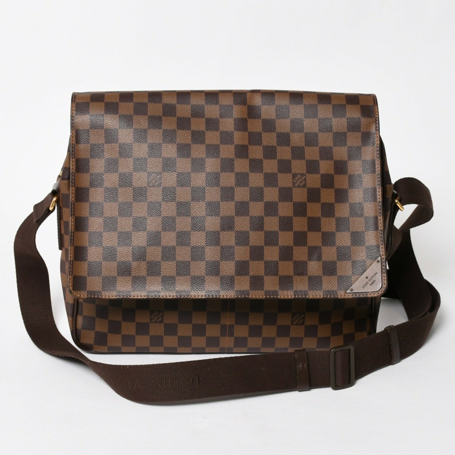 商品詳細 【商品名】 極美品 LOUIS VUITTON ルイヴィトン シェルトンMM N41149 ダミエグラフィット ショルダーバッグ PVC レザー ブラウン ゴールド金具 中古 4a005627 【ブランド】 LOUIS VUITTON/ルイ・ヴィトン【アイテム】 ハンドバッグ【カラー】 ブラウン【素材】 PVC、レザー【シリアル】 MI4171 【モデル】 シェルトンMM 【ライン】 ダミエグラフィット 【型番】 N41149 【生産国】 イタリア 【金具】 ゴールド金具 【サイズ】 W約35cm x H約27cm x D約9cm 【仕様】 ・外側：オープンポケット × 3 ・内側：オープンポケット × 5 【付属品】 ・なし 【商品の説明】 ルイヴィトン サックプラBB ハンドバッグです。 1968年に発表されたメゾンのバッグ｢サック プラ｣をファッショナブルな小ぶりのサイズに再解釈した｢サックプラ BB｣。 モノグラム キャンバスにヌメ革のトリミングを施しました。モノグラム・パターンの取外し可能なストラップと、ロール仕上げのレザーハンドルを備えています。 内装には｢Louis Vuitton｣のパッチが付いたレッドのテキスタイルのライニングをあしらい、ファスナー付きポケットと2つのフラットポケットを配しました。 ハンドバッグ、ショルダーバッグの2WAYでお使いいただけます。【商品の状態】 A：中古品。数回使用程度の良い状態。 【コンディション詳細】 パイピング部分スレ、傷あり。 金具部分僅かに小傷あり。 ショルダー部分僅かに毛羽立ちあり。 その他目立つ傷や汚れの少ない極美品です。 【コンディション（状態ランク）】 A 【取扱店舗】 CASANOVA VINTAGE 表参道店 PICK UP BRAND BALENCIAGA BOTTEGA VENETA BURBERRY Cartier CELINE CHANEL Chrome Hearts DOLCE&GABBANA Dior FENDI Goyard GUCCI HERMES LOEWE LOUIS VUITTON MIU MIU PRADA Salvatore Ferragamo Tiffany & Co. VERSACE商品詳細 商品名 極美品 LOUIS VUITTON ルイヴィトン シェルトンMM N41149 ダミエグラフィット ショルダーバッグ PVC レザー ブラウン ゴールド金具 中古 4a005627 ブランド LOUIS VUITTON/ルイ・ヴィトン アイテム ハンドバッグ カラー ブラウン 素材 PVC レザー シリアル MI4171 モデル シェルトンMM ライン ダミエグラフィット 型番 N41149 生産国 イタリア 金具 ゴールド サイズ W約35cm x H約27cm x D約9cm表記サイズ： 仕様 外側：オープンポケット x 3 内側：オープンポケット x 5 付属品 なし 商品の説明 ルイヴィトン サックプラBB ハンドバッグです。 1968年に発表されたメゾンのバッグ｢サック プラ｣をファッショナブルな小ぶりのサイズに再解釈した｢サックプラ BB｣。 モノグラム キャンバスにヌメ革のトリミングを施しました。モノグラム・パターンの取外し可能なストラップと、ロール仕上げのレザーハンドルを備えています。 内装には｢Louis Vuitton｣のパッチが付いたレッドのテキスタイルのライニングをあしらい、ファスナー付きポケットと2つのフラットポケットを配しました。 ハンドバッグ、ショルダーバッグの2WAYでお使いいただけます。 商品の状態 A：中古品。数回使用程度の良い状態。パイピング部分スレ、傷あり。 金具部分僅かに小傷あり。 ショルダー部分僅かに毛羽立ちあり。 その他目立つ傷や汚れの少ない極美品です。 コンディション（状態ランク） 取扱店舗 CASANOVA VINTAGE 表参道店 PICK UP BRAND BALENCIAGA BOTTEGA VENETA BURBERRY Cartier CELINE CHANEL Chrome Hearts DOLCE&GABBANA Dior FENDI Goyard GUCCI HERMES LOEWE LOUIS VUITTON MIU MIU PRADA Salvatore Ferragamo Tiffany & Co. VERSACE