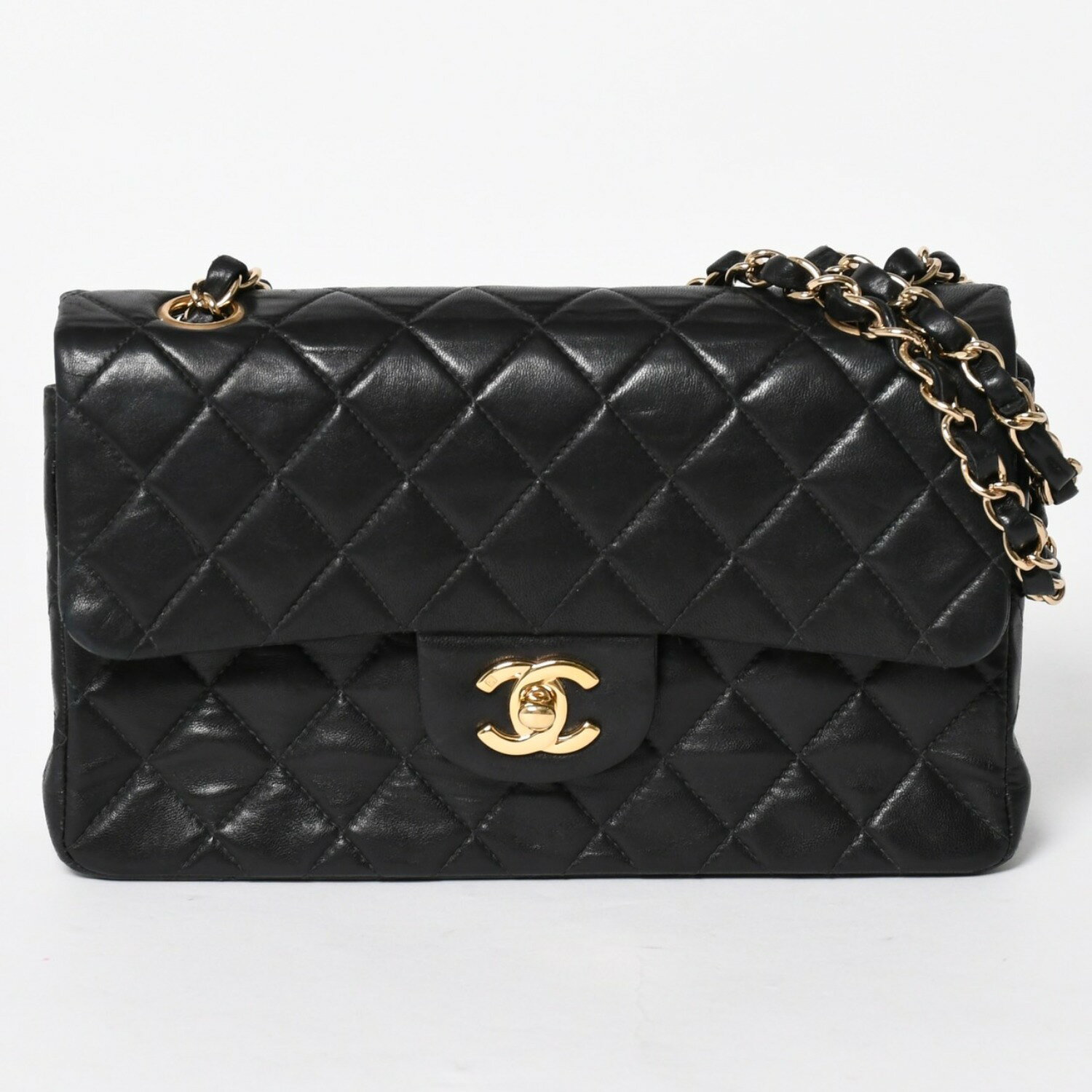 商品詳細 【商品名】 CHANEL 新型 シャネル マトラッセ23 Wフラップ Wチェーンショルダーバッグ A2500 7番台 ココマーク ラムスキン ブラック 美品 中古 4a005888 【ブランド】 CHANEL/シャネル【アイテム】 ショルダーバッグ【カラー】 ブラック【素材】 ラムスキン【シリアル】 7番台 【モデル】 マトラッセ23 【生産国】 フランス 【金具】 ゴールド金具 【サイズ】 W約23cm x H約14cm x D約7.5cm 【仕様】 ・開閉式：ターンロック ・外側：オープンポケット × 1 ・内側：ファスナーポケット × 1 ・内側：オープンポケット × 5 【付属品】 ・ギャランティカード・シリアルシール 【商品の説明】 シャネル マトラッセ23 Wフラップ Wチェーンショルダーバッグです。 ラムスキン素材のマトラッセ23 チェーンショルダーバッグになります。 品と高級感溢れるアイテムです。コンパクトなサイズ感でデイリーにお使いいただけます。【商品の状態】 B：中古品。汚れやダメージ無し。あっても目立たない程度。 【コンディション詳細】 表面にシワ、スレあり。金具パーツにスレ、小傷あり。内側にスレ、シワ、押し跡あり。ショルダーストラップにスレあり。角スレあり。 その他使用感の少ない状態です。 【コンディション（状態ランク）】 B 【取扱店舗】 CASANOVA VINTAGE 表参道店 離れ PICK UP BRAND BALENCIAGA BOTTEGA VENETA BURBERRY Cartier CELINE CHANEL Chrome Hearts DOLCE&GABBANA Dior FENDI Goyard GUCCI HERMES LOEWE LOUIS VUITTON MIU MIU PRADA Salvatore Ferragamo Tiffany & Co. VERSACE商品詳細 商品名 CHANEL 新型 シャネル マトラッセ23 Wフラップ Wチェーンショルダーバッグ A2500 7番台 ココマーク ラムスキン ブラック 美品 中古 4a005888 ブランド CHANEL/シャネル アイテム ショルダーバッグ カラー ブラック 素材 ラムスキン 品番 A2500 シリアル 7番台 モデル マトラッセ23 生産国 フランス 金具 ゴールド サイズ W約23cm x H約14cm x D約7.5cm表記サイズ： 仕様 開閉式：ターンロック 外側：オープンポケット x 1 内側：ファスナーポケット x 1 内側：オープンポケット x 5 付属品 ギャランティカード シリアルシール 商品の説明 シャネル マトラッセ23 Wフラップ Wチェーンショルダーバッグです。 ラムスキン素材のマトラッセ23 チェーンショルダーバッグになります。 品と高級感溢れるアイテムです。コンパクトなサイズ感でデイリーにお使いいただけます。 商品の状態 B：中古品。汚れやダメージ無し。あっても目立たない程度。表面にシワ、スレあり。金具パーツにスレ、小傷あり。内側にスレ、シワ、押し跡あり。ショルダーストラップにスレあり。角スレあり。 その他使用感の少ない状態です。 コンディション（状態ランク） 取扱店舗 CASANOVA VINTAGE 表参道店 離れ PICK UP BRAND BALENCIAGA BOTTEGA VENETA BURBERRY Cartier CELINE CHANEL Chrome Hearts DOLCE&GABBANA Dior FENDI Goyard GUCCI HERMES LOEWE LOUIS VUITTON MIU MIU PRADA Salvatore Ferragamo Tiffany & Co. VERSACE