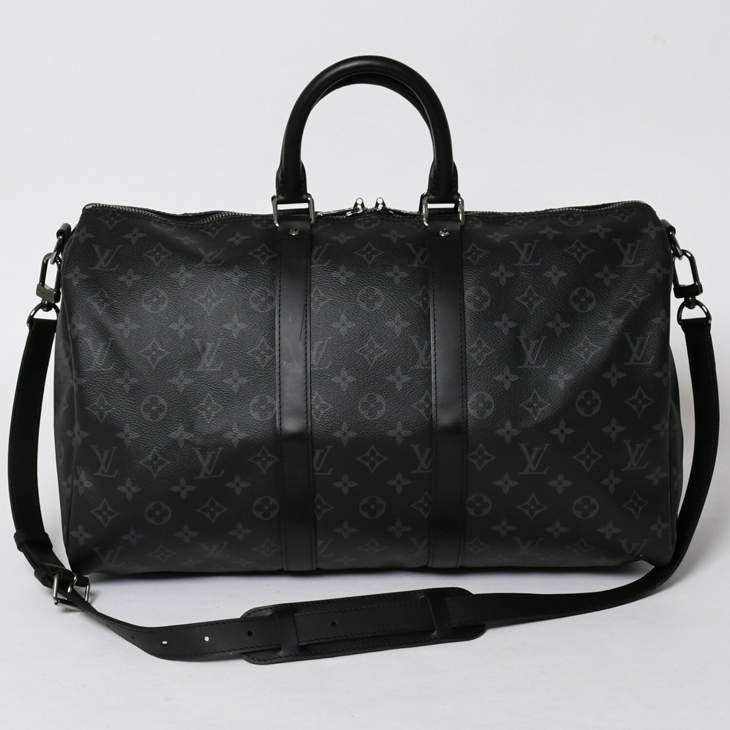 商品詳細 【商品名】 極美品 LOUIS VUITTON ルイヴィトン キーポルバンドリエール45 M40569 モノグラムエクリプスキャンバス ブラック レザー 中古 4a006072 【ブランド】 LOUIS VUITTON/ルイ・ヴィトン【アイテム】 ボストンバッグ【カラー】 ブラック【素材】 モノグラムエクリプスキャンバス【モデル】 キーポルバンドリエール 【型番】 M40569 【金具】 シルバー金具 【サイズ】 W約45cm x H約27cm x D約20cm表記サイズ：45 【付属品】 ・ショルダーストラップ 【商品の説明】 ルイヴィトンのキーポルバンドリエール45です。 ブラックとグレーのアイコニックな新素材、モノグラム・エクリプス キャンバスで仕立てた「キーポル・バンドリエール 45」。1930年の誕生以来、エレガントな旅人たちに愛されてきたメゾンを象徴する旅行鞄「キーポル・バンドリエール」が装いも新たに登場しました。手に馴染むレザーハンドルやカジュアルなクロスボディ用のストラップ、光沢感のあるパドロックをあしらった、小旅行にぴったりのバッグです。 参考定価414700円です。【商品の状態】 A：中古品。数回使用程度の良い状態。 【コンディション詳細】 レザー部分微かに小傷、シワ、汚れあります。 その他目立つ傷や汚れの少ない極美品です。 【コンディション（状態ランク）】 A 【取扱店舗】 CASANOVA VINTAGE 表参道店 PICK UP BRAND BALENCIAGA BOTTEGA VENETA BURBERRY Cartier CELINE CHANEL Chrome Hearts DOLCE&GABBANA Dior FENDI Goyard GUCCI HERMES LOEWE LOUIS VUITTON MIU MIU PRADA Salvatore Ferragamo Tiffany & Co. VERSACE商品詳細 商品名 極美品 LOUIS VUITTON ルイヴィトン キーポルバンドリエール45 M40569 モノグラムエクリプスキャンバス ブラック レザー 中古 4a006072 ブランド LOUIS VUITTON/ルイ・ヴィトン アイテム ボストンバッグ カラー ブラック 素材 モノグラムエクリプスキャンバス レザー 品番 RFID モデル キーポルバンドリエール 型番 M40569 金具 シルバー サイズ W約45cm x H約27cm x D約20cm表記サイズ：45 付属品 ショルダーストラップ 商品の説明 ルイヴィトンのキーポルバンドリエール45です。 ブラックとグレーのアイコニックな新素材、モノグラム・エクリプス キャンバスで仕立てた「キーポル・バンドリエール 45」。1930年の誕生以来、エレガントな旅人たちに愛されてきたメゾンを象徴する旅行鞄「キーポル・バンドリエール」が装いも新たに登場しました。手に馴染むレザーハンドルやカジュアルなクロスボディ用のストラップ、光沢感のあるパドロックをあしらった、小旅行にぴったりのバッグです。 参考定価414700円です。 商品の状態 A：中古品。数回使用程度の良い状態。レザー部分微かに小傷、シワ、汚れあります。 その他目立つ傷や汚れの少ない極美品です。 コンディション（状態ランク） 取扱店舗 CASANOVA VINTAGE 表参道店 PICK UP BRAND BALENCIAGA BOTTEGA VENETA BURBERRY Cartier CELINE CHANEL Chrome Hearts DOLCE&GABBANA Dior FENDI Goyard GUCCI HERMES LOEWE LOUIS VUITTON MIU MIU PRADA Salvatore Ferragamo Tiffany & Co. VERSACE