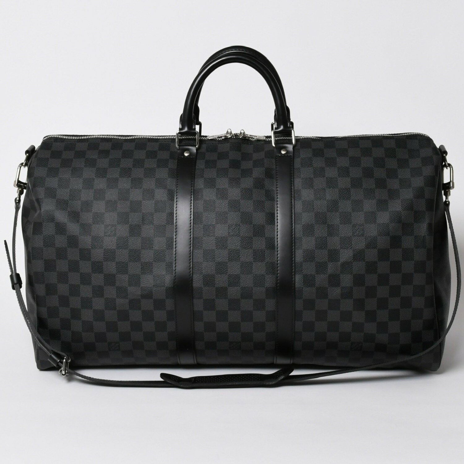 商品詳細 【商品名】 新品同様品 LOUIS VUITTON ルイヴィトン キーポルバンドリエール55 ボストンバッグ N41413 ダミエグラフィット ブラック 中古 4a006086 【ブランド】 LOUIS VUITTON/ルイ・ヴィトン【アイテム】 ボストンバッグ【カラー】 ブラック【素材】 ダミエグラフィットキャンバス、レザー【シリアル】 MB1122 【モデル】 キーポル バンドリエール55 【ライン】 ダミエ 【型番】 N41413 【生産国】 フランス製 【対象】 メンズ 【金具】 シルバー金具 【サイズ】 W約55cm x H約31cm x D約24cm表記サイズ：55 【仕様】 ・開閉式：ダブルファスナー 【付属品】 ・ショルダーストラップ 【商品の説明】 ルイヴィトン キーポル バンドリエール55です。 シンプルで都会的なデザインが魅力の「ダミエ グラフィット」 ソフトタイプのトラベルバッグ。 肩に掛けて快適に持ち運べるレザーストラップ付き。長期旅行でも安心のサイズ。 定価￥433,400 【商品の状態】 A：中古品。数回使用程度の良い状態。 【コンディション詳細】 レザー部分スレ、シワあり。 僅かな角スレあり。金具類に小傷あり。 その他目立つ傷や汚れの少ない極美品です。 【コンディション（状態ランク）】 A 【取扱店舗】 CASANOVA VINTAGE 表参道店 離れ PICK UP BRAND BALENCIAGA BOTTEGA VENETA BURBERRY Cartier CELINE CHANEL Chrome Hearts DOLCE&GABBANA Dior FENDI Goyard GUCCI HERMES LOEWE LOUIS VUITTON MIU MIU PRADA Salvatore Ferragamo Tiffany & Co. VERSACE商品詳細 商品名 新品同様品 LOUIS VUITTON ルイヴィトン キーポルバンドリエール55 ボストンバッグ N41413 ダミエグラフィット ブラック 中古 4a006086 ブランド LOUIS VUITTON/ルイ・ヴィトン アイテム ボストンバッグ カラー ブラック 素材 ダミエグラフィットキャンバス レザー シリアル MB1122 モデル キーポル バンドリエール55 ライン ダミエ 型番 N41413 生産国 フランス製 対象 メンズ 金具 シルバー サイズ W約55cm x H約31cm x D約24cm表記サイズ：55 仕様 開閉式：ダブルファスナー 付属品 ショルダーストラップ 商品の説明 ルイヴィトン キーポル バンドリエール55です。 シンプルで都会的なデザインが魅力の「ダミエ グラフィット」 ソフトタイプのトラベルバッグ。 肩に掛けて快適に持ち運べるレザーストラップ付き。長期旅行でも安心のサイズ。 定価￥433,400 商品の状態 A：中古品。数回使用程度の良い状態。レザー部分スレ、シワあり。 僅かな角スレあり。金具類に小傷あり。 その他目立つ傷や汚れの少ない極美品です。 コンディション（状態ランク） 取扱店舗 CASANOVA VINTAGE 表参道店 離れ PICK UP BRAND BALENCIAGA BOTTEGA VENETA BURBERRY Cartier CELINE CHANEL Chrome Hearts DOLCE&GABBANA Dior FENDI Goyard GUCCI HERMES LOEWE LOUIS VUITTON MIU MIU PRADA Salvatore Ferragamo Tiffany & Co. VERSACE