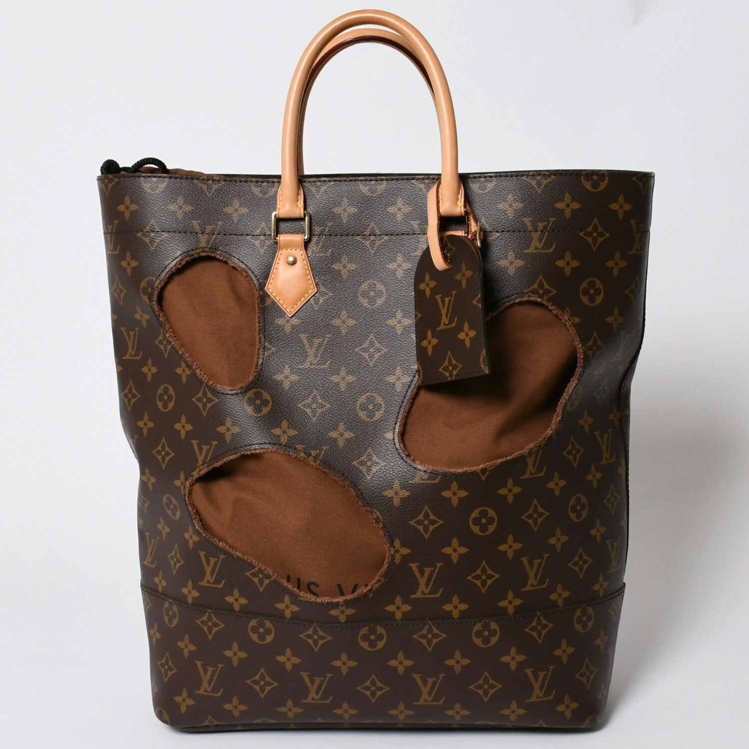 商品詳細 【商品名】 極美品 LOUIS VUITTON ルイヴィトン ウィズホールズ トートバッグ M40279 コムデギャルソン 川久保玲 2014 ゴールド金具 中古 4a005935 【ブランド】 LOUIS VUITTON/ルイ・ヴィトン【アイテム】 トートバッグ【カラー】 ブラウン【素材】 モノグラムキャンバス、レザー【シリアル】 SP4154 【シリーズ】 2014 【モデル】 ウィズ ホールズ 【型番】 M40279 【生産国】 フランス 【金具】 ゴールド金具 【サイズ】 W約44cm x H約40cm x D約14.cm 【付属品】 ・保存袋・ネームタグ 【商品の説明】 ルイヴィトンの初期14年ギャルソンコムデギャルソンの川久保玲がデザインした限定トートバッグです。 ヴァージルアブローが被っていることで有名になったバッグです。 斬新なデザインで、大容量で収納力もたっぷりです。【商品の状態】 A：中古品。数回使用程度の良い状態。 【コンディション詳細】 ヌメ革部分僅かにシミ、小シミ、小傷あり。 その他特に目立つ傷や汚れもなく極美品です。 【コンディション（状態ランク）】 A 【取扱店舗】 CASANOVA VINTAGE 表参道店 PICK UP BRAND BALENCIAGA BOTTEGA VENETA BURBERRY Cartier CELINE CHANEL Chrome Hearts DOLCE&GABBANA Dior FENDI Goyard GUCCI HERMES LOEWE LOUIS VUITTON MIU MIU PRADA Salvatore Ferragamo Tiffany & Co. VERSACE商品詳細 商品名 極美品 LOUIS VUITTON ルイヴィトン ウィズホールズ トートバッグ M40279 コムデギャルソン 川久保玲 2014 ゴールド金具 中古 4a005935 ブランド LOUIS VUITTON/ルイ・ヴィトン アイテム トートバッグ カラー ブラウン 素材 モノグラムキャンバス レザー シリアル SP4154 シリーズ 2014 モデル ウィズ ホールズ 型番 M40279 生産国 フランス 金具 ゴールド サイズ W約44cm x H約40cm x D約14.cm表記サイズ： 付属品 保存袋 ネームタグ 商品の説明 ルイヴィトンの初期14年ギャルソンコムデギャルソンの川久保玲がデザインした限定トートバッグです。 ヴァージルアブローが被っていることで有名になったバッグです。 斬新なデザインで、大容量で収納力もたっぷりです。 商品の状態 A：中古品。数回使用程度の良い状態。ヌメ革部分僅かにシミ、小シミ、小傷あり。 その他特に目立つ傷や汚れもなく極美品です。 コンディション（状態ランク） 取扱店舗 CASANOVA VINTAGE 表参道店 PICK UP BRAND BALENCIAGA BOTTEGA VENETA BURBERRY Cartier CELINE CHANEL Chrome Hearts DOLCE&GABBANA Dior FENDI Goyard GUCCI HERMES LOEWE LOUIS VUITTON MIU MIU PRADA Salvatore Ferragamo Tiffany & Co. VERSACE