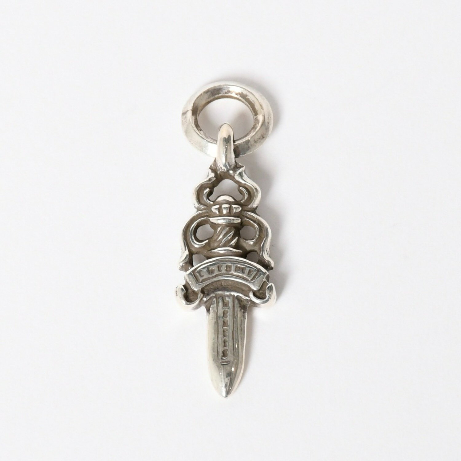 商品詳細 【商品名】 CHROME HEARTS クロムハーツ No.5 DGGR #5 ダガーネックレス 重量約5.28g 1998/.925刻印 シルバー925 美品 中古 4a006690 【ブランド】 CHROME HEARTS/クロムハーツ【アイテム】 ペンダントトップ【カラー】 シルバー【素材】 シルバー925【モデル】 RNG & No.5 DGGR 【刻印】 1998/.925刻印 【サイズ】 トップW約1.1cm x H約3.7cm重量：約5.28g 【付属品】 ・なし 【商品の説明】 クロムハーツ #5 ダガーネックレスです。 ブランドを象徴するダガーモチーフをあしらった、実用的かつ存在感のある定番アイテムです。 様々なシーンにてご活用いただけます。【商品の状態】 A：中古品。数回使用程度の良い状態。 【コンディション詳細】 ダガーモチーフ僅かにスレ、小傷あり。 その他目立った傷や汚れの少ない美品です。 【コンディション（状態ランク）】 A 【取扱店舗】 CASANOVA VINTAGE 表参道店 離れ PICK UP BRAND BALENCIAGA BOTTEGA VENETA BURBERRY Cartier CELINE CHANEL Chrome Hearts DOLCE&GABBANA Dior FENDI Goyard GUCCI HERMES LOEWE LOUIS VUITTON MIU MIU PRADA Salvatore Ferragamo Tiffany & Co. VERSACE商品詳細 商品名 CHROME HEARTS クロムハーツ No.5 DGGR #5 ダガーネックレス 重量約5.28g 1998/.925刻印 シルバー925 美品 中古 4a006690 ブランド CHROME HEARTS/クロムハーツ アイテム ペンダントトップ カラー シルバー 素材 シルバー925 モデル RNG & No.5 DGGR 刻印 1998/.925 サイズ 表記サイズ：トップ：W約1.1cm x H約3.7cm重量：約5.28g 付属品 なし 商品の説明 クロムハーツ #5 ダガーネックレスです。 ブランドを象徴するダガーモチーフをあしらった、実用的かつ存在感のある定番アイテムです。 様々なシーンにてご活用いただけます。 商品の状態 A：中古品。数回使用程度の良い状態。ダガーモチーフ僅かにスレ、小傷あり。 その他目立った傷や汚れの少ない美品です。 コンディション（状態ランク） 取扱店舗 CASANOVA VINTAGE 表参道店 離れ PICK UP BRAND BALENCIAGA BOTTEGA VENETA BURBERRY Cartier CELINE CHANEL Chrome Hearts DOLCE&GABBANA Dior FENDI Goyard GUCCI HERMES LOEWE LOUIS VUITTON MIU MIU PRADA Salvatore Ferragamo Tiffany & Co. VERSACE