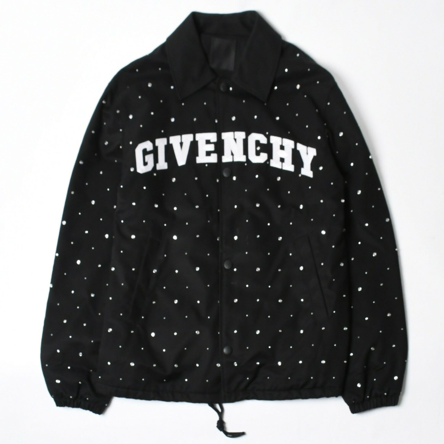商品詳細 【商品名】 Givenchy ジバンシー リバーシブル コーチジャケット BM013814G1 サイズ46 ラインストーン ブラック クリア 刺繍ロゴ 美品 中古 4a007247 【ブランド】 Givenchy/ジバンシー【アイテム】 ブルゾン【カラー】 ブラック クリア【素材】 コットン x 100％【サイズ】 表記サイズ：EU 46肩幅：約49cm着丈：約70.5cm身幅：約55cm袖丈：約66cm 【付属品】 ・なし 【商品の説明】 ジバンシー コーチジャケットです。 ラインストーンがあしらわれた高級感漂うジャケットです。リバーシブルとしても使用可能です。 様々なスタイルに合わせてご着用いただけます。【商品の状態】 B：中古品。汚れやダメージ無し。あっても目立たない程度。 【コンディション詳細】 ラインストーン石取れあり。フロントに汚れあり。その他使用感の少ない状態です。 【コンディション（状態ランク）】 B 【取扱店舗】 CASANOVA VINTAGE 銀座店 PICK UP BRAND BALENCIAGA BOTTEGA VENETA BURBERRY Cartier CELINE CHANEL Chrome Hearts DOLCE&GABBANA Dior FENDI Goyard GUCCI HERMES LOEWE LOUIS VUITTON MIU MIU PRADA Salvatore Ferragamo Tiffany & Co. VERSACE商品詳細 商品名 Givenchy ジバンシー リバーシブル コーチジャケット BM013814G1 サイズ46 ラインストーン ブラック クリア 刺繍ロゴ 美品 中古 4a007247 ブランド Givenchy/ジバンシー アイテム ブルゾン カラー ブラック クリア 素材 コットン 品番 BM013814G1 サイズ 表記サイズ：EU 46表記サイズ：肩幅：約49cm着丈：約70.5cm身幅：約55cm袖丈：約66cm 付属品 なし 商品の説明 ジバンシー コーチジャケットです。 ラインストーンがあしらわれた高級感漂うジャケットです。リバーシブルとしても使用可能です。 様々なスタイルに合わせてご着用いただけます。 商品の状態 B：中古品。汚れやダメージ無し。あっても目立たない程度。ラインストーン石取れあり。フロントに汚れあり。その他使用感の少ない状態です。 コンディション（状態ランク） 取扱店舗 CASANOVA VINTAGE 銀座店 PICK UP BRAND BALENCIAGA BOTTEGA VENETA BURBERRY Cartier CELINE CHANEL Chrome Hearts DOLCE&GABBANA Dior FENDI Goyard GUCCI HERMES LOEWE LOUIS VUITTON MIU MIU PRADA Salvatore Ferragamo Tiffany & Co. VERSACE