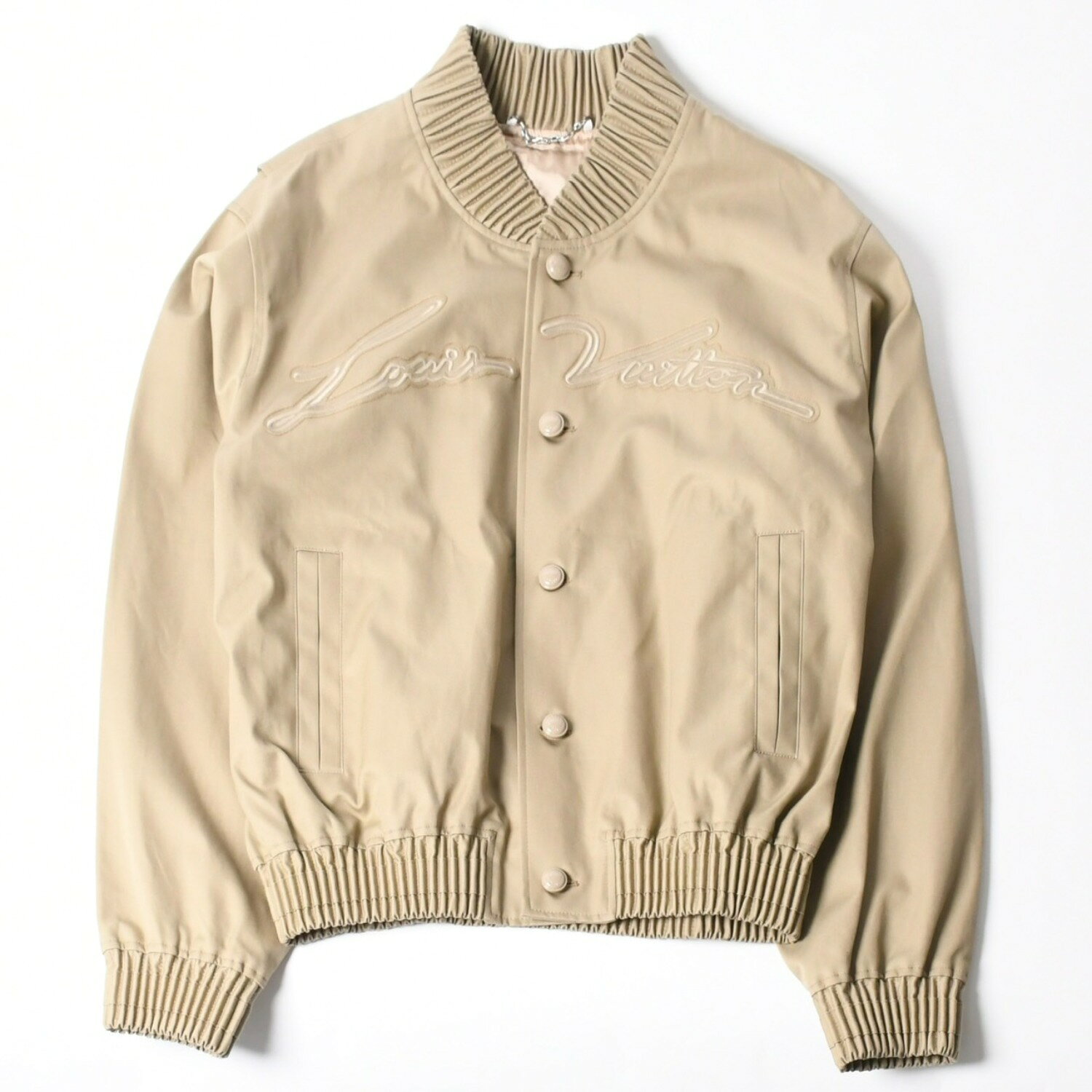 商品詳細 【商品名】 新品未使用 LOUIS VUITTON ルイヴィトン 24AW エンブロイダード ボンバージャケット RM242MQ RM6 HRB40E サイズ46 ベージュ 中古 4a007239 【ブランド】 LOUIS VUITTON/ルイ・ヴィトン【アイテム】 ブルゾン【カラー】 ベージュ【素材】 ポリエステル x 65％、コットン x 35％【シリーズ】 24AW 【サイズ】 表記サイズ：EU 46肩幅：約50cm着丈：約62cm身幅：約65cm袖丈：約64cm 【付属品】 ・なし 【商品の説明】 ルイヴィトン 24AW エンブロイダード ボンバージャケットです。 フロントの開閉は、ボディと同系色のミニマルなスナップボタン仕様。ジップやレザーなどの余計な装飾をあえて一切排除することで、グラフィック刺繍の美しさとツイル生地の綺麗な落ち感が際立つ、洗練された大人のストリートスタイルを演出します。【商品の状態】 S：新品未使用品。汚れ＆ダメージなし。 【コンディション詳細】 新品未使用品です。 【コンディション（状態ランク）】 S 【取扱店舗】 オンライン PICK UP BRAND BALENCIAGA BOTTEGA VENETA BURBERRY Cartier CELINE CHANEL Chrome Hearts DOLCE&GABBANA Dior FENDI Goyard GUCCI HERMES LOEWE LOUIS VUITTON MIU MIU PRADA Salvatore Ferragamo Tiffany & Co. VERSACE商品詳細 商品名 新品未使用 LOUIS VUITTON ルイヴィトン 24AW エンブロイダード ボンバージャケット RM242MQ RM6 HRB40E サイズ46 ベージュ 中古 4a007239 ブランド LOUIS VUITTON/ルイ・ヴィトン アイテム ブルゾン カラー ベージュ 素材 ポリエステル コットン 品番 RM242MQ RM6 HRB40E シリーズ 24AW サイズ 表記サイズ：EU 46表記サイズ：肩幅：約50cm着丈：約62cm身幅：約65cm袖丈：約64cm 付属品 なし 商品の説明 ルイヴィトン 24AW エンブロイダード ボンバージャケットです。 フロントの開閉は、ボディと同系色のミニマルなスナップボタン仕様。ジップやレザーなどの余計な装飾をあえて一切排除することで、グラフィック刺繍の美しさとツイル生地の綺麗な落ち感が際立つ、洗練された大人のストリートスタイルを演出します。 商品の状態 S：新品未使用品。汚れ＆ダメージなし。新品未使用品です。 コンディション（状態ランク） 取扱店舗 オンライン PICK UP BRAND BALENCIAGA BOTTEGA VENETA BURBERRY Cartier CELINE CHANEL Chrome Hearts DOLCE&GABBANA Dior FENDI Goyard GUCCI HERMES LOEWE LOUIS VUITTON MIU MIU PRADA Salvatore Ferragamo Tiffany & Co. VERSACE