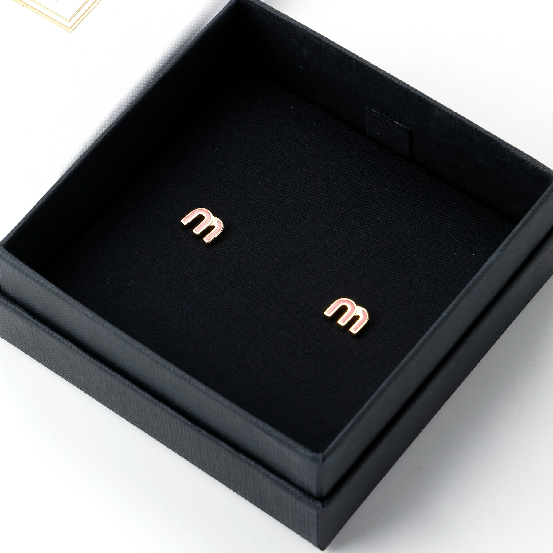 【5と0の付く日限定 ポイント最大21倍】(通常1倍+自店舗4倍+SPU13倍+39 1倍+カード2倍) MIUMIU ミュウミュウ ピアス 5JO911 ロゴ エナメル ピアス ギフト包装可 新品ギフト ラッピング プレゼント 贈り物 無料 ラッピング 包装