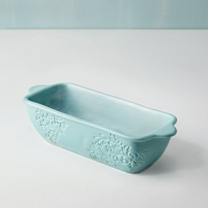 商品情報サイズ28 cm x 10 cm x 8 cm (LxWxH)材質セラミック | Ceramic色ブルー | Blueケア情報食洗機やオーブンと同じように電子レンジにも対応可能。 || Just as friendly with the microwave as it is with the dishwasher and an oven; all it asks for is to be handled with love and care原産国インド | Indiaブランド / コレクションエレメントリー | Ellementry / アッパークラスト | Upper Crustアッパークラスト セラミック ローフパン / Upper Crust Ceramic Loaf Pan (送料無料 | Free Shipping) ハンドメイド、サステイナブル、フードセーフ | Handcrafted, Sustainable, Food Safe この高級セラミックローフパンは、あなたのキッチンのコレクションに美しい追加となります。パンを焼くのに最適です。||Take Your Baking Skills To A New Level With This Loaf Pan. The Ceramic Is Hand Thrown Which Makes It Sturdy, Maintains An Even Temperature And Resists Moisture To Keep Cracks Away.It'S Simply Natural For Bread.ハウスウォーミングギフト、ハイクオリティギフト・キッチン用品・食器・調理器具 ・ 調理器具・製菓器具 ・ 調理器具 ・ ボウル (送料無料 | Free Shipping) 私たちは、伝統的なアートフォーム、スキル、クラフツマンシップを称えるブランドのハウスです。私たちの製品は、手作りで、持続可能で、倫理的に調達されたもので、愛情を込めてキュレーションされています。私たちは、""私たちは何者""の一部である伝統的な芸術形式と技術を促進することに誇りを持っています。私たちは、職人やその家族に対して、伝統を守りながら、彼らの笑顔と心の平和を確保することが、社会としての私たちの連帯責任であると信じています。 送料無料 | 受注後2営業日以内の発送 3