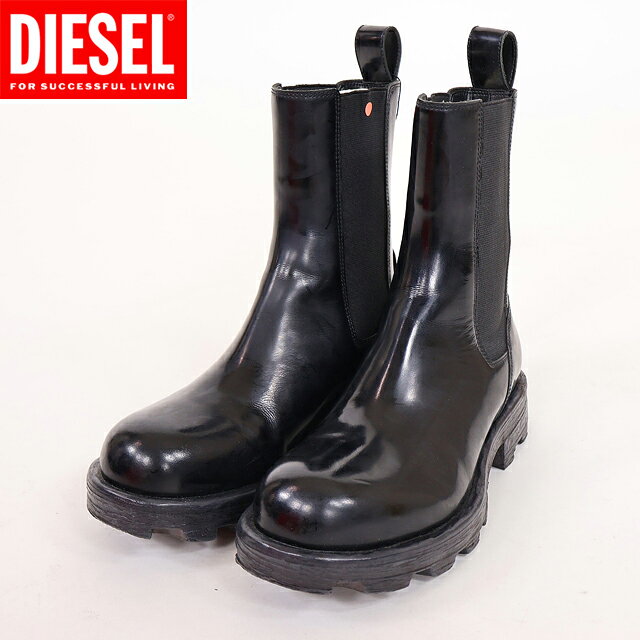 【訳あり】ディーゼル（DIESEL）レディース ブーツ D-HAMMER CHW レザーチェルシーブーツ ブラック系（サイズ/37）*cl2004■ コンディション【新品 / メーカーストック品】 　＜ディーゼル訳ありアウトレット＞【B品 / 訳あり】 ※ サイズ表記箇所の記載をご確認ください■ 商品情報メーカー希望小売価格： 60,500 円（税込）コレクション： FOOTWEAR DSL WOMEN商品コード： Y03080 P4471アイテム名： CHELSEA BOOTSカラー： T8013■ サイズ（平置き実寸）サイズ：37　日本サイズ：24　ヒール：3.5　足幅：11　筒丈：18　筒周：24　足長（靴底）：27　(cm)B品状態：右ゴム部分に伸び■ 素材・仕様原産国： 中国色： ブラック系表地： LEATHER 　 　 　 　 　 部分： ポリエステル 　 　 　 　 　 (数字は％表示です)伸縮性：×箱入り（箱に汚れ 破損あり） / 物により展示品よごれ■ 訳あり / B品についてのご注意（以下、あらかじめご了承ください）本商品はダメージ等がある「訳あり品」です。以下の点をご了承のうえ、ご購入ください。・【状態の個体差について】複数在庫がある場合、ダメージ箇所や程度が商品ごとに異なります。その場合「物により〜」という表記で商品ごとに異なるダメージを列記しておりますのでご参照ください。基本的には 状態の良いもの から順に出荷しております。・【掲載画像について】可能な限りダメージ箇所を撮影しておりますが、すべてのキズや汚れを掲載しきれない場合がございます。より詳細な状態を確認されたい場合は、ご購入前にお気軽にお問い合わせください。・【パーツ破損やスペアパーツについて】 破損パーツやスペアパーツは、商品により「付属する場合」と「欠損している場合」がございます。パーツの付属を保証するものではございません。 掲載写真にパーツが写っている場合でも、在庫状況により付属しない個体がお手元に届く可能性がございます。あらかじめご了承ください。・【修理の可否について】 パーツの付属有無にかかわらず、当店では「そのパーツで修理が可能か」の判断は一切できかねます。万が一「修理ができなかった」「パーツが足りず直せなかった」という場合でも、返品は「お客様都合」となりますのでご注意ください。■ 備考（以下、あらかじめご了承ください）・サプライヤー保護のため、上代記載の下げ札はカットされた状態でのお届けとなります。・メーカー倉庫保管 訳ありアウトレット品につき、商品状態をご確認ご了承の上でご注文ください。特に記載事項がない場合もございますが、着用・使用に支障がない程度のダメージがみられる場合はございます。・複数在庫の場合、ダメージ個所や程度に若干差がみられる場合や、タグのカット 下げ札の欠損 付属品の差異等ある場合がございます。・ユニークな風合いを出すために加工を施したディーゼル製品は、一つ一つ職人により手作業で仕上げられています。特にレザーやメタルパーツ、デニム生地を使用した製品は、物によりヴィンテージ加工・ダメージ加工・ユーズド加工が施されており、製品によって風合いや寸法の個体差がございますが、製品の特徴によるもので不良ではございません。・サイズにつきましては採寸用サンプルの実寸値となりますので、 お手元にお届けする商品と表記寸法の間に多少の誤差が生じる場合があります。・商品状態や入荷時期によって、価格に差が生じている場合がございます。・掲載写真の色味についてはできる限り実物に近づきますよう努力をしておりますが、実際の商品と色・質感が若干異なる場合がございます。■ 配送について・営業日 正午までの ご注文 / 決済確認 で当日発送いたします。・送料は800円（北海道・沖縄・離島・一部地域は1,000円）です。・3,980円 以上（沖縄・離島・一部地域は 9,800円 以上）のご注文で送料無料です。・土、日、祝日は休業させていただいております。休業日前日、正午以降の ご注文 / 決済確認 は、休業日明けの出荷となります。・お取り寄せ商品など当日中の対応が難しい場合がございます。その場合は誠に恐れ入りますが個別にご連絡をさせていただきます。　メーカー希望小売価格はメーカー商品タグに基づいて掲載していますディーゼル（DIESEL）レディース 訳あり ブーツ D-HAMMER CHW レザーチェルシーブーツ ブラック系（サイズ/37）*cl2004 【訳あり】ディーゼル（DIESEL）レディース ブーツ D-HAMMER CHW レザーチェルシーブーツ ブラック系（サイズ/37）*cl2004■ コンディション【新品 / メーカーストック品】 　＜ディーゼル訳ありアウトレット＞【B品 / 訳あり】 ※ サイズ表記箇所の記載をご確認ください■ 商品情報メーカー希望小売価格： 60,500 円（税込）コレクション： FOOTWEAR DSL WOMEN商品コード： Y03080 P4471アイテム名： CHELSEA BOOTSカラー： T8013■ サイズ（平置き実寸）サイズ：37　日本サイズ：24　ヒール：3.5　足幅：11　筒丈：18　筒周：24　足長（靴底）：27　(cm)B品状態：右ゴム部分に伸び■ 素材・仕様原産国： 中国色： ブラック系表地： LEATHER 　 　 　 　 　 部分： ポリエステル 　 　 　 　 　 (数字は％表示です)伸縮性：×箱入り（箱に汚れ 破損あり） / 物により展示品よごれ■ 訳あり / B品についてのご注意（以下、あらかじめご了承ください）本商品はダメージ等がある「訳あり品」です。以下の点をご了承のうえ、ご購入ください。・【状態の個体差について】複数在庫がある場合、ダメージ箇所や程度が商品ごとに異なります。その場合「物により〜」という表記で商品ごとに異なるダメージを列記しておりますのでご参照ください。基本的には 状態の良いもの から順に出荷しております。・【掲載画像について】可能な限りダメージ箇所を撮影しておりますが、すべてのキズや汚れを掲載しきれない場合がございます。より詳細な状態を確認されたい場合は、ご購入前にお気軽にお問い合わせください。・【パーツ破損やスペアパーツについて】 破損パーツやスペアパーツは、商品により「付属する場合」と「欠損している場合」がございます。パーツの付属を保証するものではございません。 掲載写真にパーツが写っている場合でも、在庫状況により付属しない個体がお手元に届く可能性がございます。あらかじめご了承ください。・【修理の可否について】 パーツの付属有無にかかわらず、当店では「そのパーツで修理が可能か」の判断は一切できかねます。万が一「修理ができなかった」「パーツが足りず直せなかった」という場合でも、返品は「お客様都合」となりますのでご注意ください。■ 備考（以下、あらかじめご了承ください）・サプライヤー保護のため、上代記載の下げ札はカットされた状態でのお届けとなります。・メーカー倉庫保管 訳ありアウトレット品につき、商品状態をご確認ご了承の上でご注文ください。特に記載事項がない場合もございますが、着用・使用に支障がない程度のダメージがみられる場合はございます。・複数在庫の場合、ダメージ個所や程度に若干差がみられる場合や、タグのカット 下げ札の欠損 付属品の差異等ある場合がございます。・ユニークな風合いを出すために加工を施したディーゼル製品は、一つ一つ職人により手作業で仕上げられています。特にレザーやメタルパーツ、デニム生地を使用した製品は、物によりヴィンテージ加工・ダメージ加工・ユーズド加工が施されており、製品によって風合いや寸法の個体差がございますが、製品の特徴によるもので不良ではございません。・サイズにつきましては採寸用サンプルの実寸値となりますので、 お手元にお届けする商品と表記寸法の間に多少の誤差が生じる場合があります。・商品状態や入荷時期によって、価格に差が生じている場合がございます。・掲載写真の色味についてはできる限り実物に近づきますよう努力をしておりますが、実際の商品と色・質感が若干異なる場合がございます。■ 配送について・営業日 正午までの ご注文 / 決済確認 で当日発送いたします。・送料は800円（北海道・沖縄・離島・一部地域は1,000円）です。・3,980円 以上（沖縄・離島・一部地域は 9,800円 以上）のご注文で送料無料です。・土、日、祝日は休業させていただいております。休業日前日、正午以降の ご注文 / 決済確認 は、休業日明けの出荷となります。・お取り寄せ商品など当日中の対応が難しい場合がございます。その場合は誠に恐れ入りますが個別にご連絡をさせていただきます。