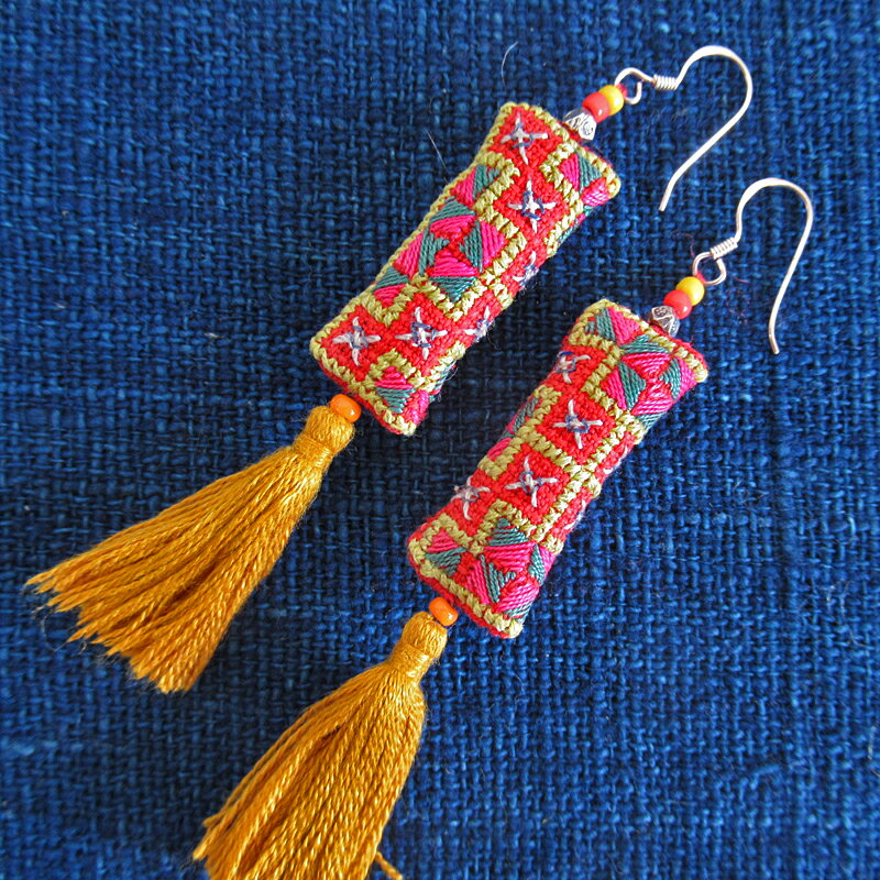 Rakuten - モン族 手刺繍古布とカレンシルバービーズのピアス 08