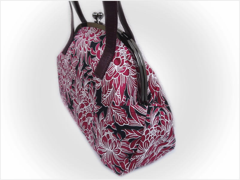 バッグ がま口 シルク 正絹 和柄 手提げ 黒色地赤紫乱菊 日本製 和装 着物 卒業式 袴 はかま 振袖 成人式 女性用 レディース