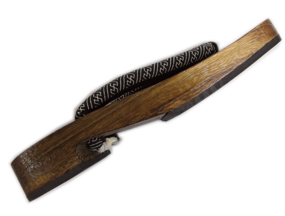 下駄 メンズ 男性 大きいサイズ 焼桐茶台 黒地さやがた LL 28cm 3L 29cm 浴衣 ゆかた 甚平 着物 男物 紳士用 和柄 粋 2L げた ゲタ 和装 和服 古典柄 さや型 紗綾型