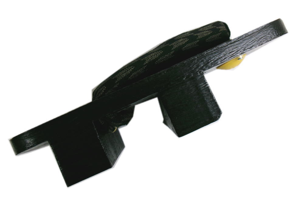 下駄 二枚歯 メンズ 男性 漆黒台 黒色地矢絣 フリー 25.5cm 浴衣 甚平 着物 男物 紳士用 げた ゲタ 25cm 26cm 2枚歯 ゆかた きもの 黒色 和装 和服